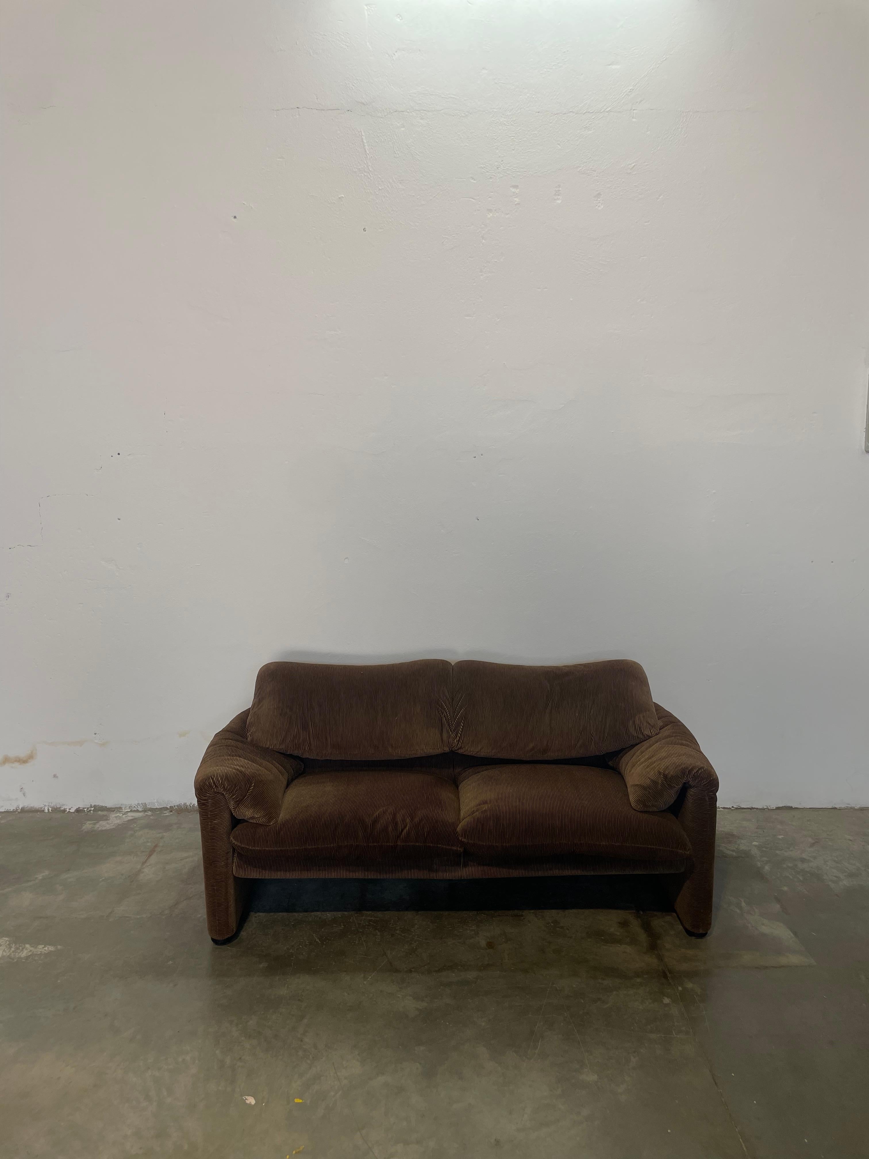La coppia di divani Maralunga, disegnata da Vico Magistretti per Cassina nel 1973, rappresenta un’icona del design italiano, premiata con il Compasso d’Oro nel 1979. Questi divani a due posti, con una larghezza di 168 cm, sono rivestiti in velluto