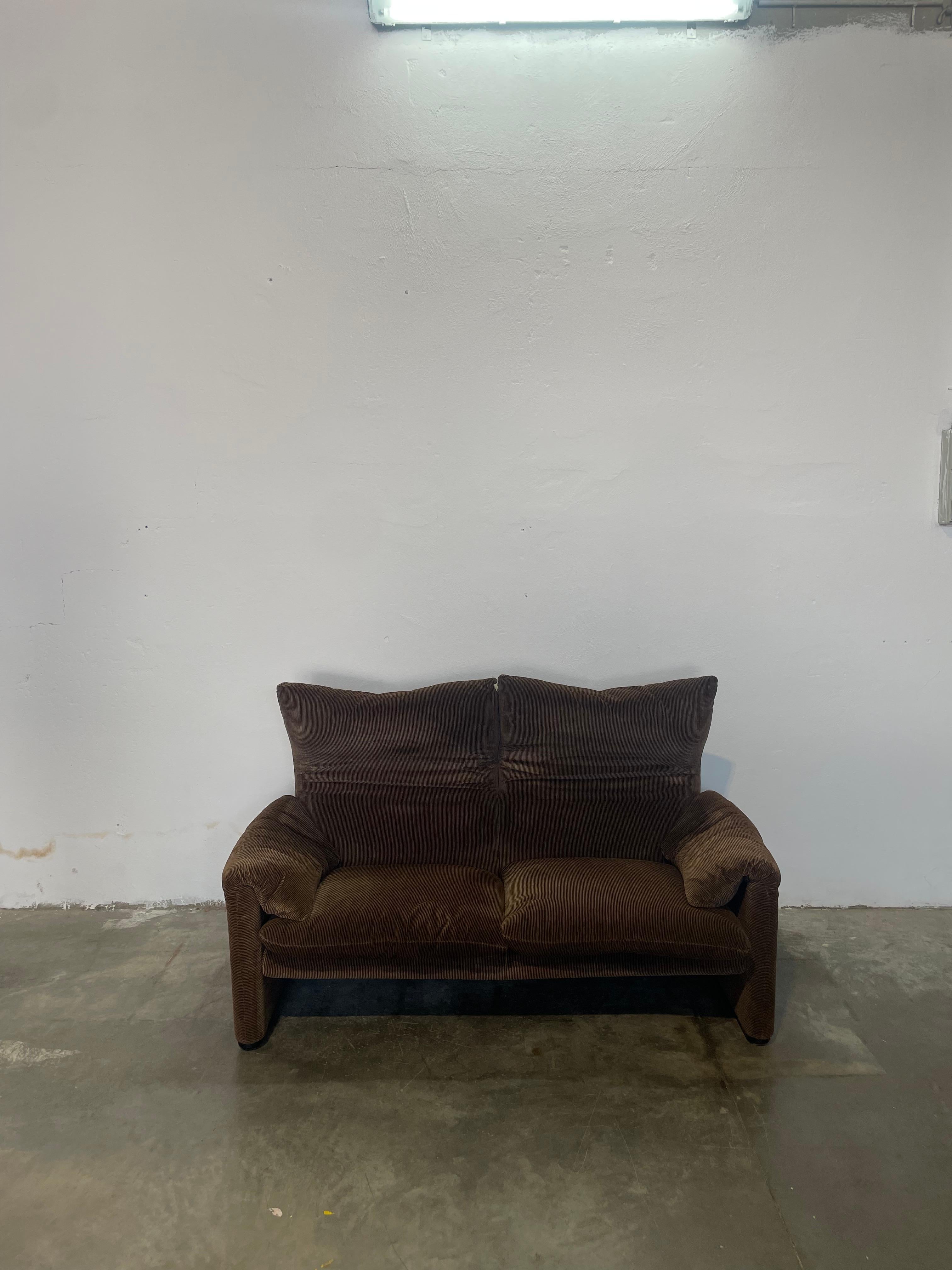 Mid-Century Modern Set di due divani Maralunga di Vico Magistretti per Cassina in velluto marrone For Sale