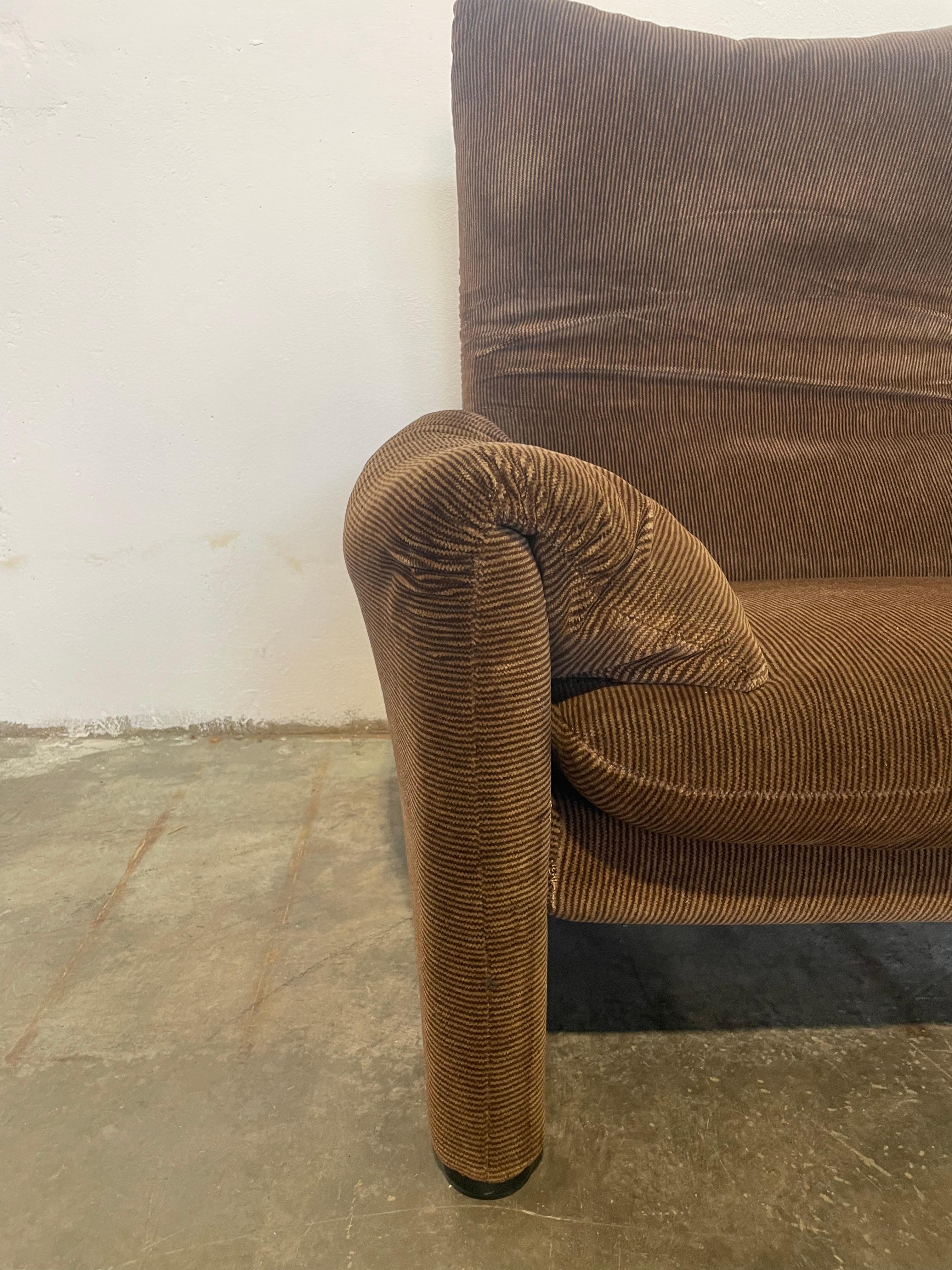 Set di due divani Maralunga di Vico Magistretti per Cassina in velluto marrone In Excellent Condition For Sale In Ghedi, IT