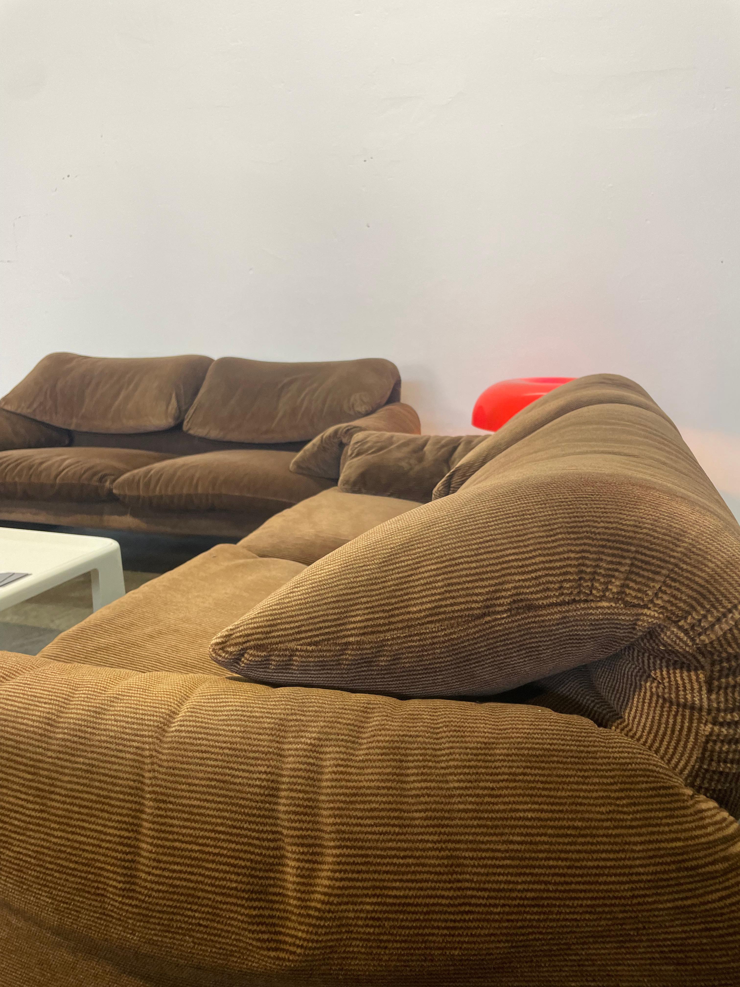 Set di due divani Maralunga di Vico Magistretti per Cassina in velluto marrone For Sale 2
