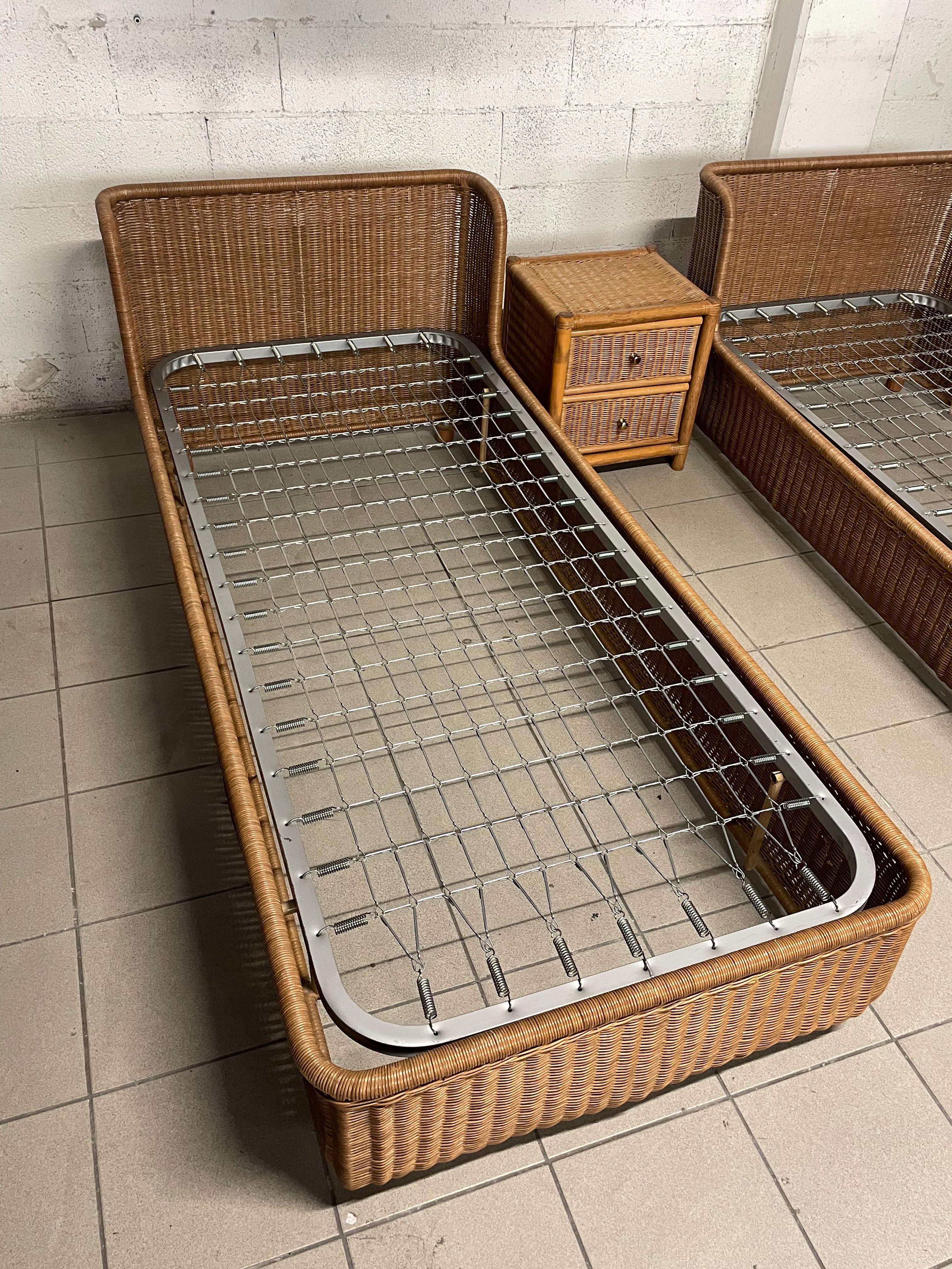 Ensemble de deux lits simples avec table de chevet en rotin des années 1980 en vente 3