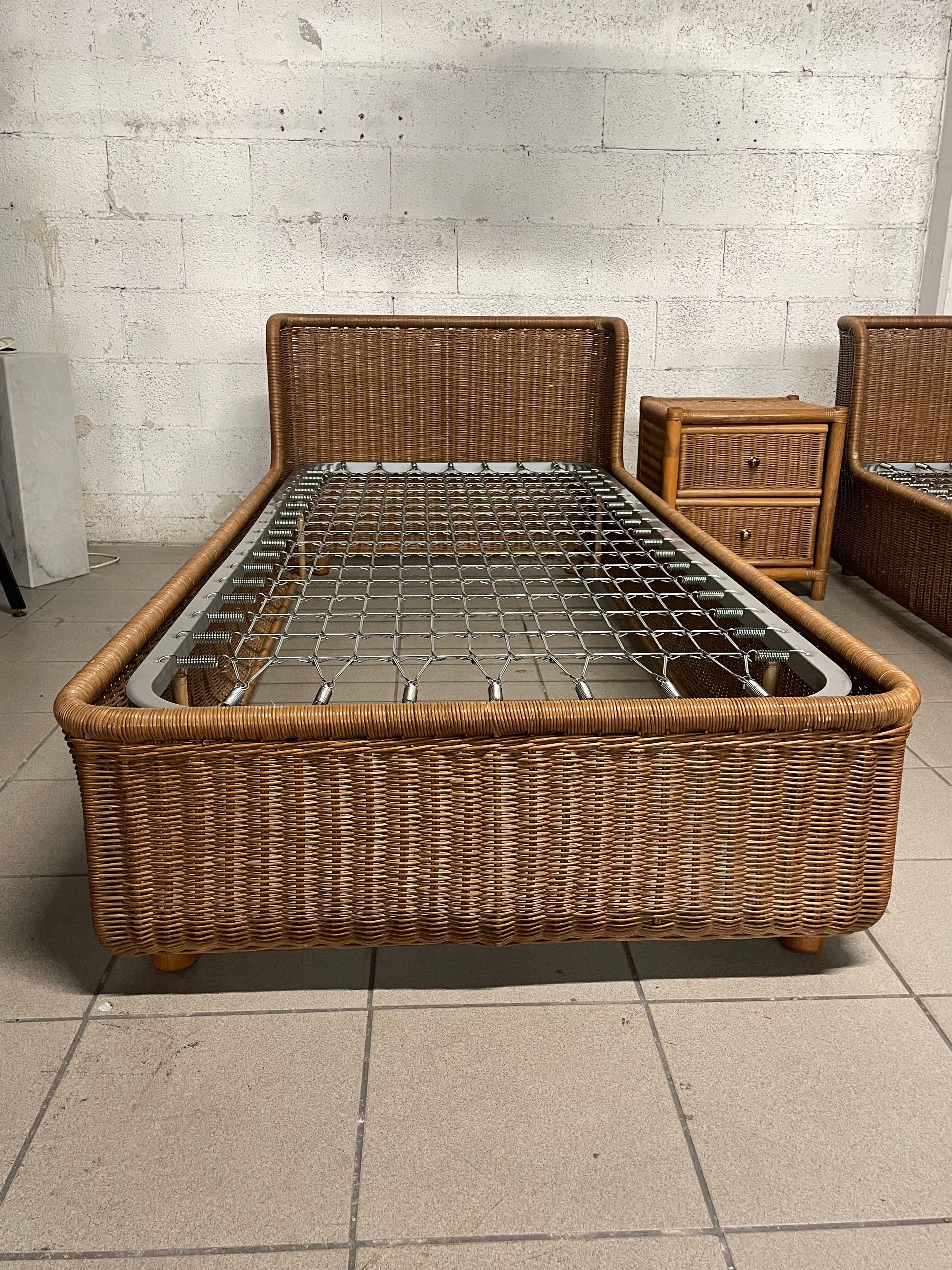Ensemble de deux lits simples avec table de chevet en rotin des années 1980 en vente 4