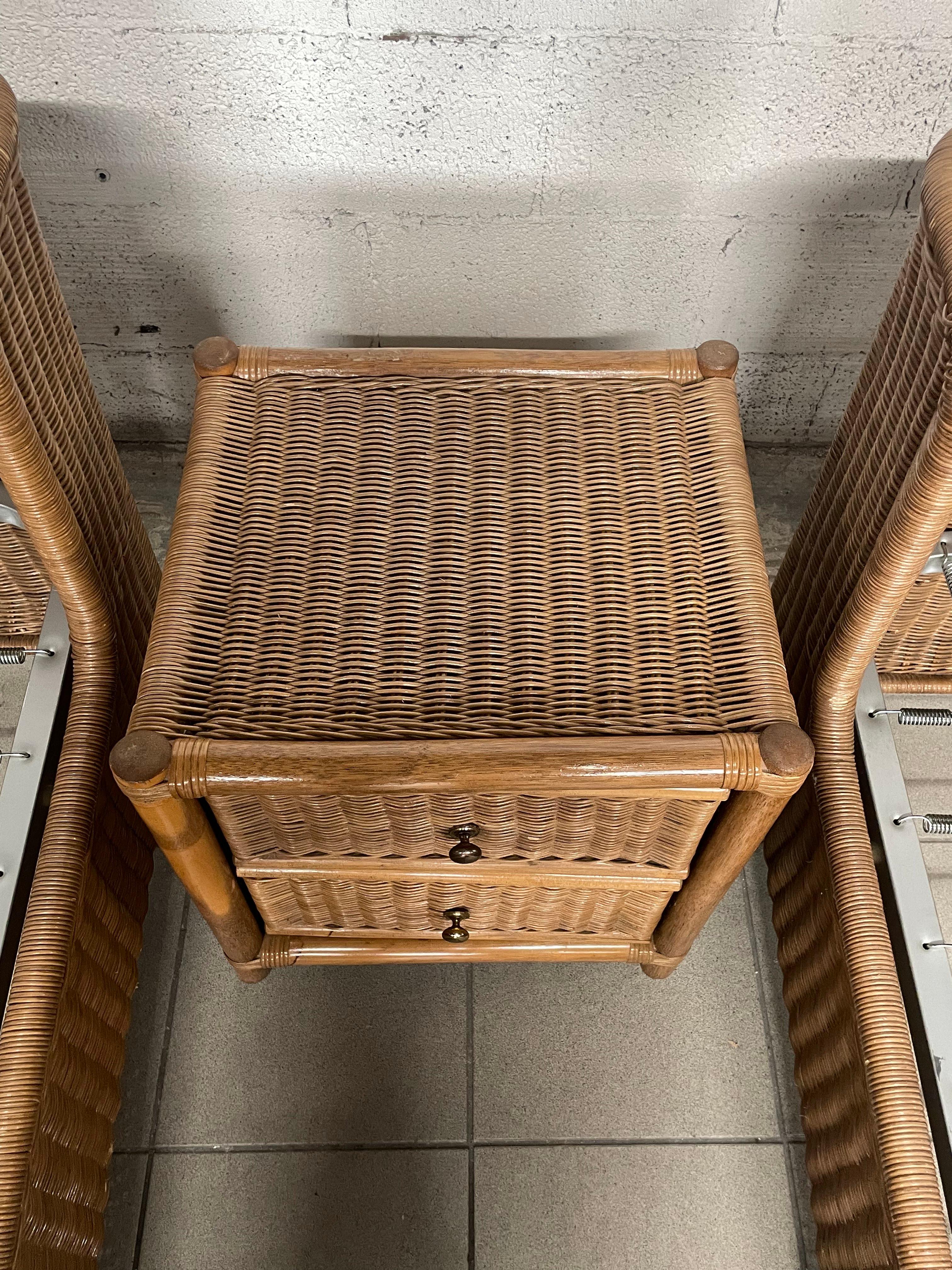 Ensemble de deux lits simples avec table de chevet en rotin des années 1980 en vente 5