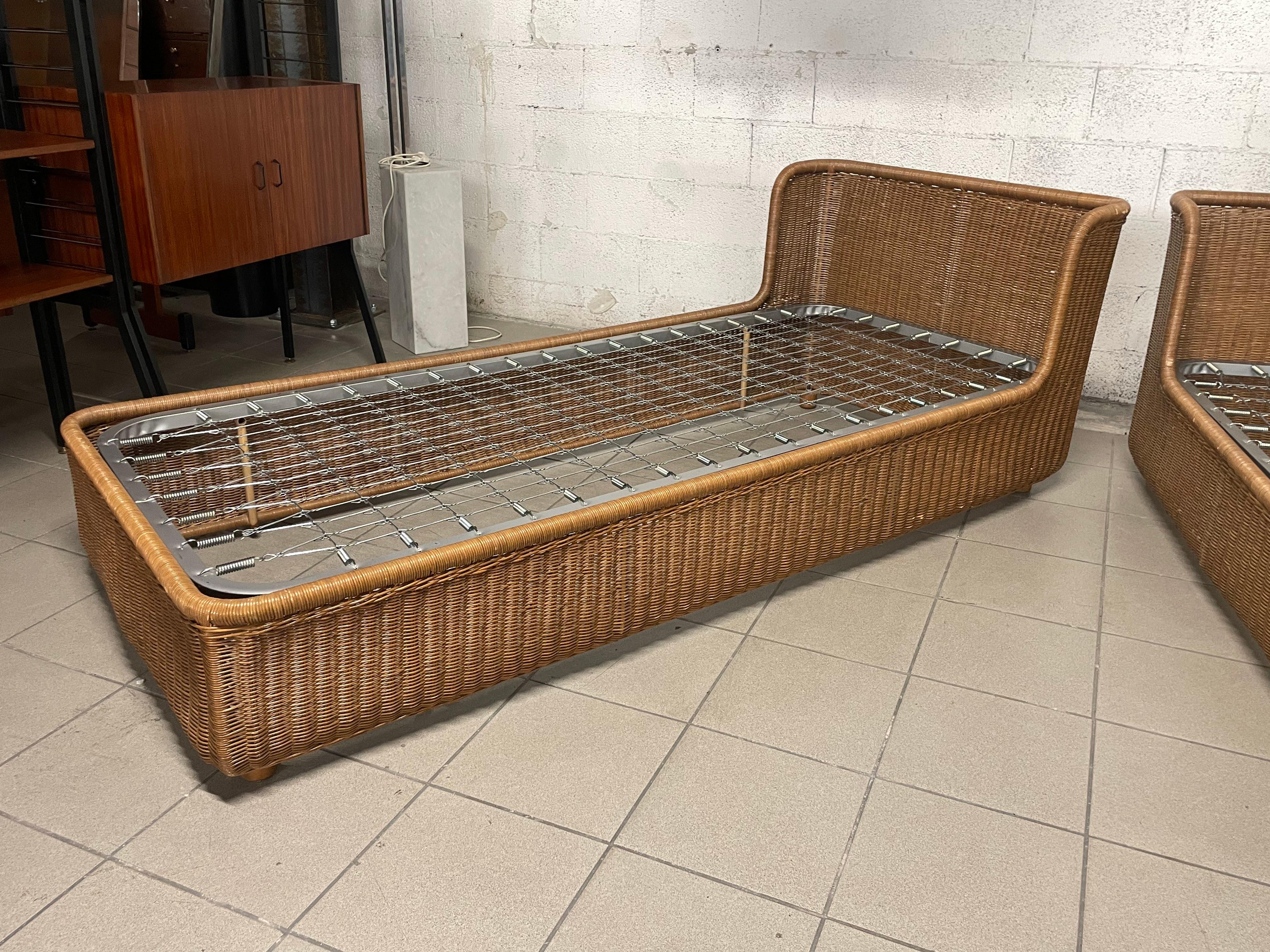Ensemble de deux lits simples avec table de chevet en rotin des années 1980 en vente 6