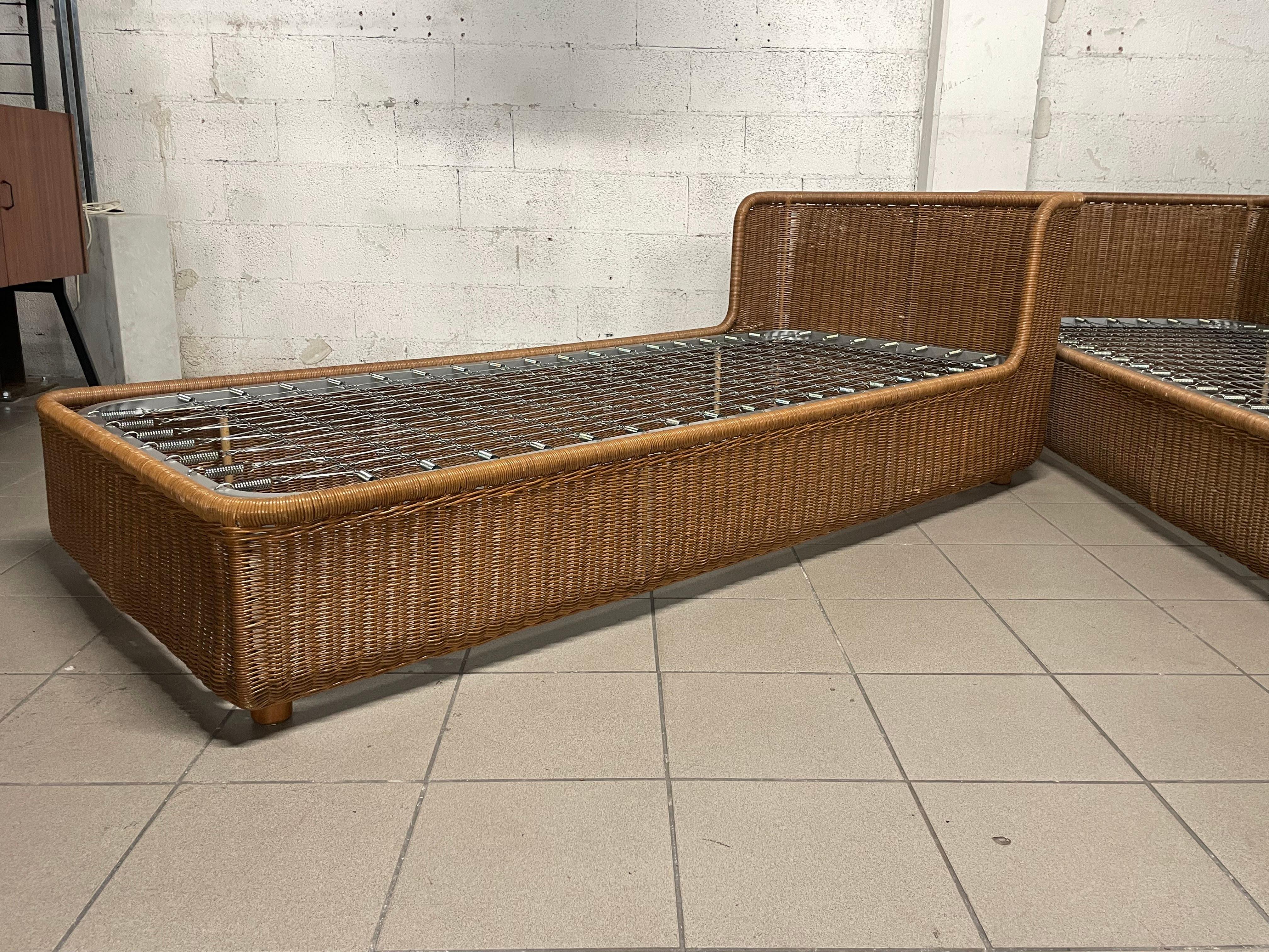 Ensemble de deux lits simples avec table de chevet en rotin des années 1980 en vente 7
