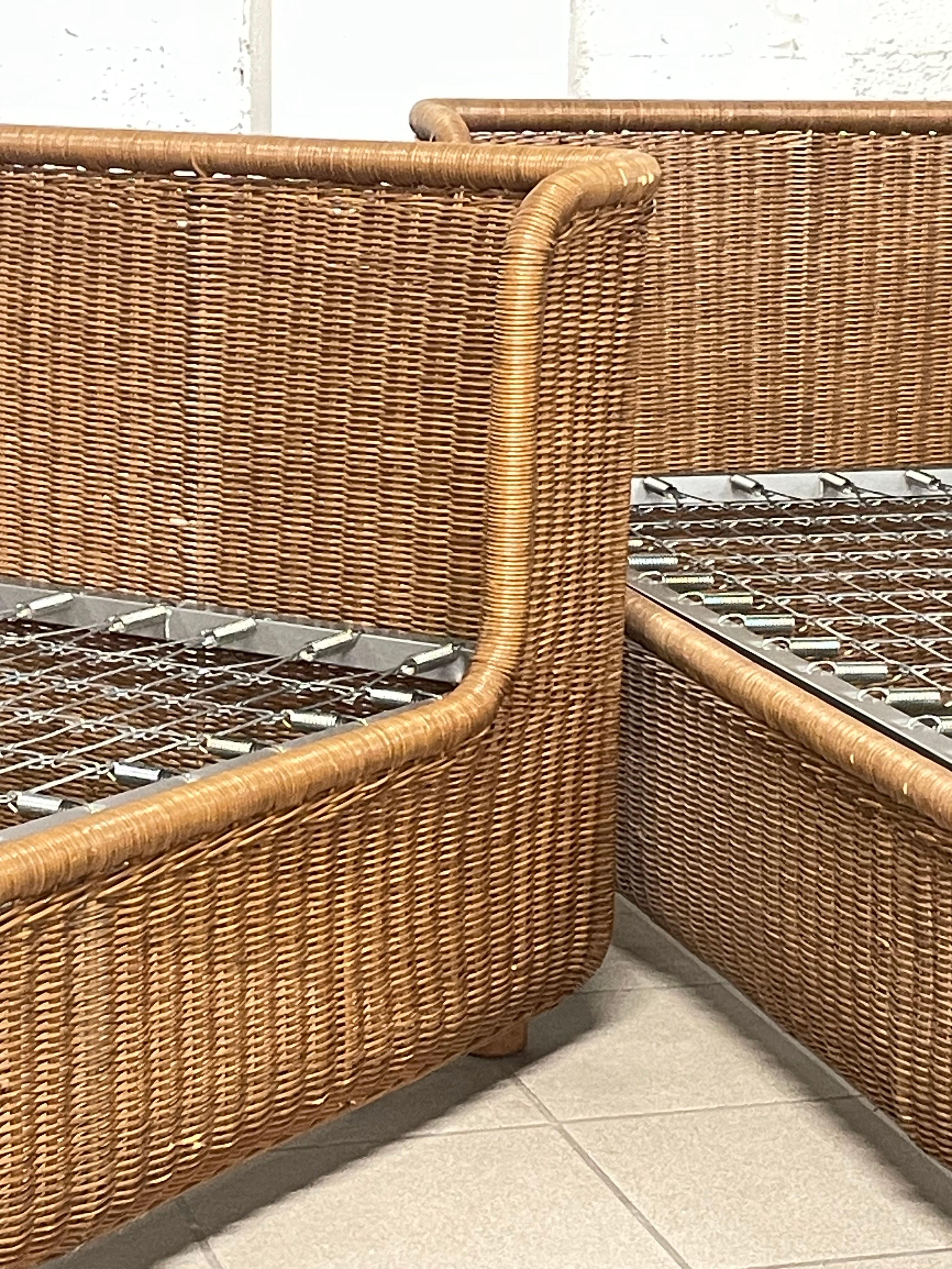 Ensemble de deux lits simples avec table de chevet en rotin des années 1980 en vente 8