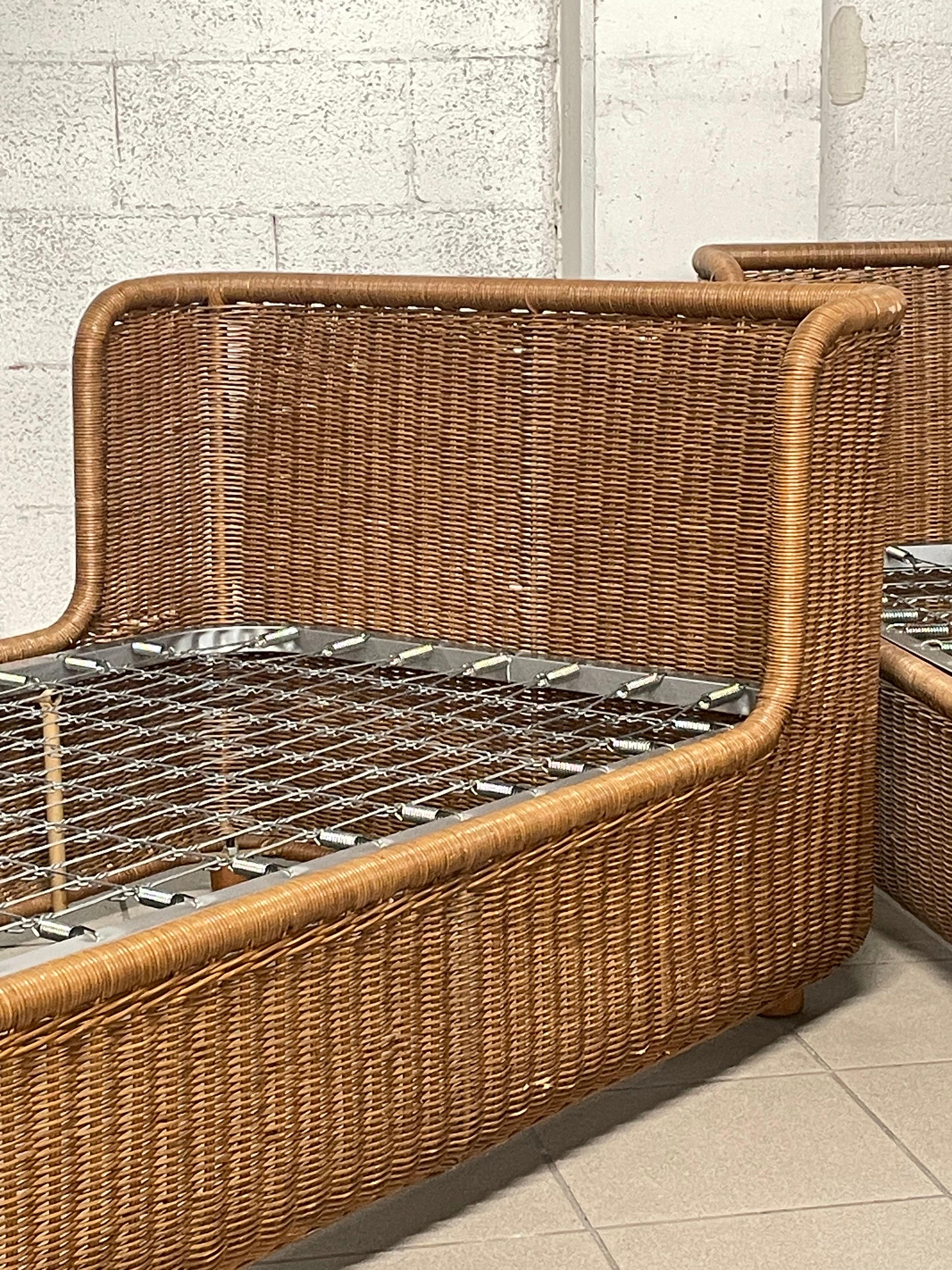 Ensemble de deux lits simples avec table de chevet en rotin des années 1980 en vente 9