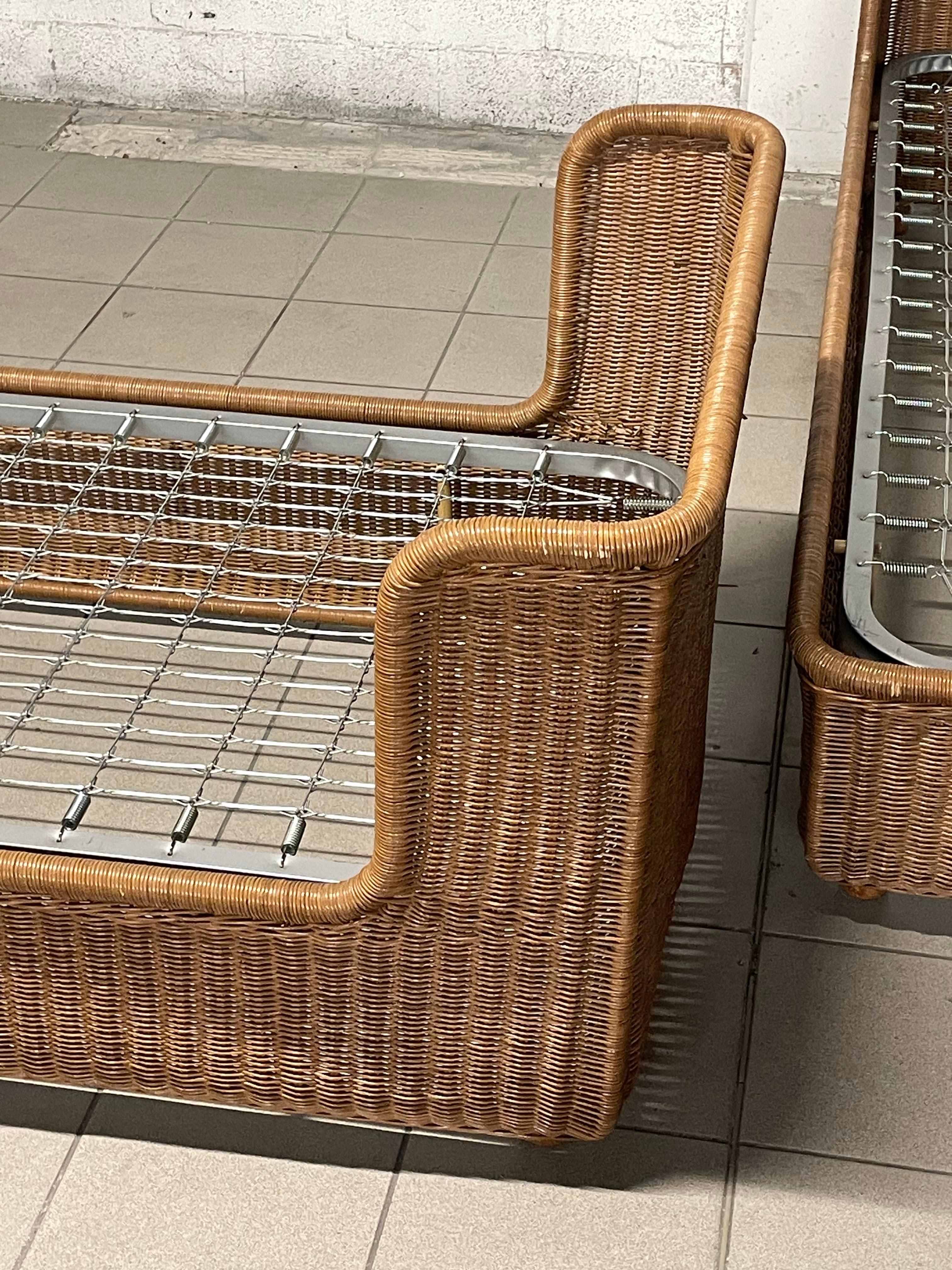 Ensemble de deux lits simples avec table de chevet en rotin des années 1980 en vente 11