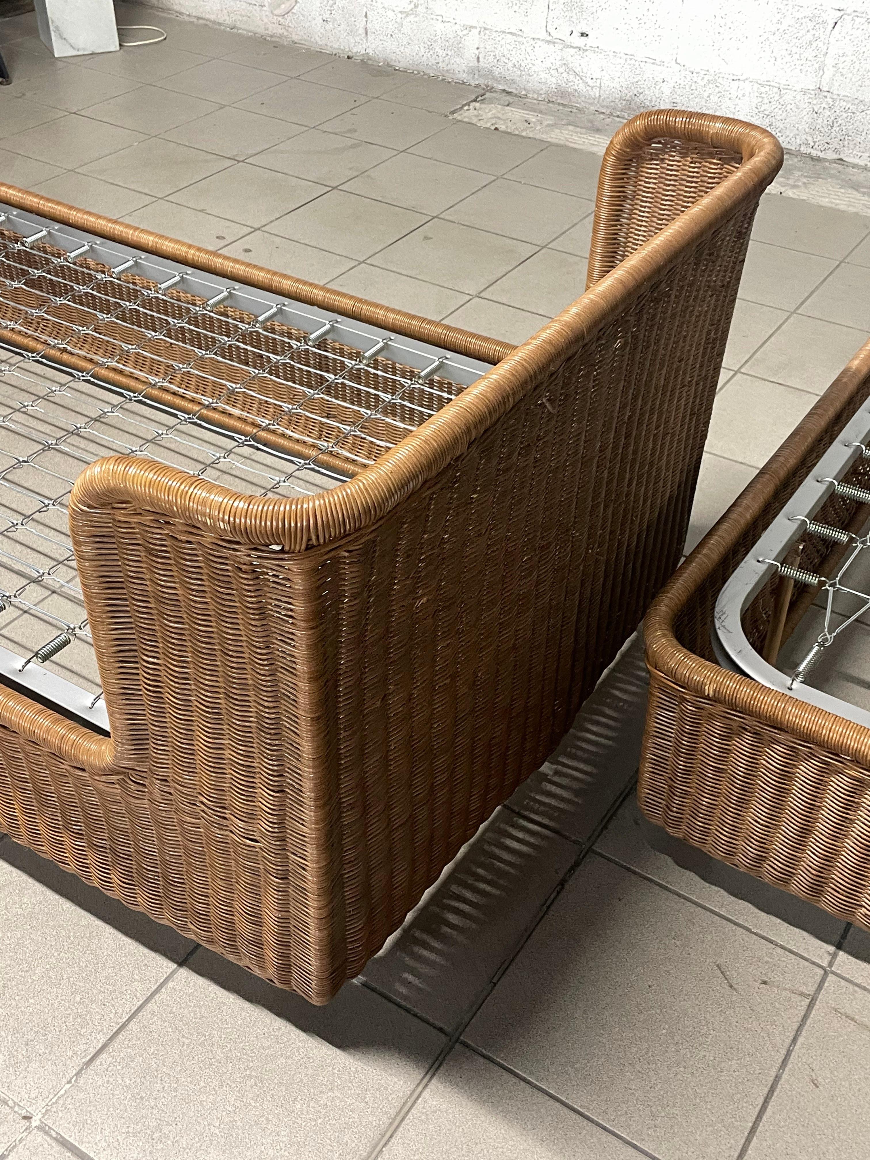 Ensemble de deux lits simples avec table de chevet en rotin des années 1980 en vente 12