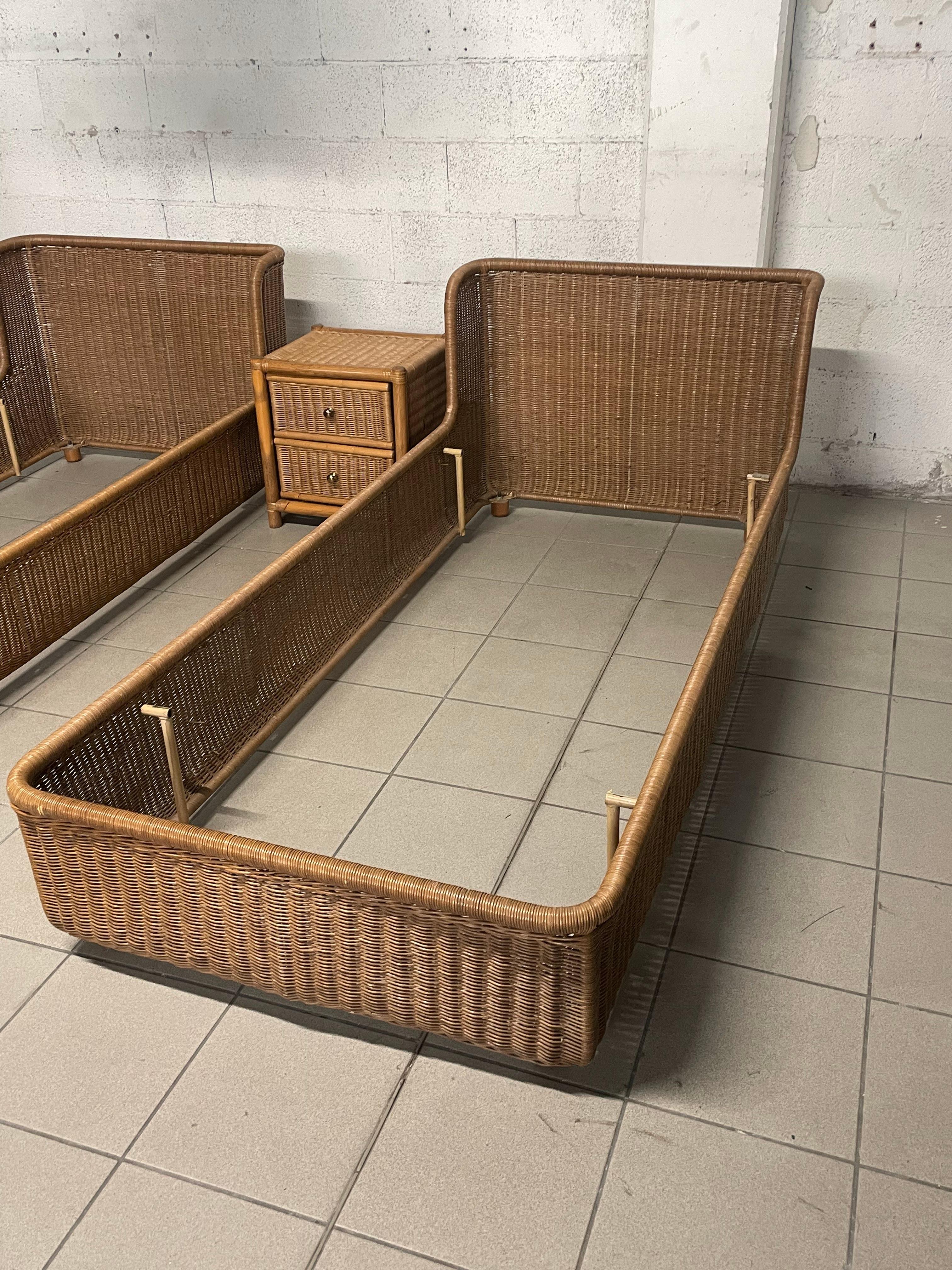 Ensemble de lit simple et table de chevet en rotin assortie des années 1980.

Beauté, fonctionnalité et respect de l'environnement. Le rotin est un matériau naturel apprécié depuis des siècles pour sa polyvalence et sa durabilité.
Cet ensemble en