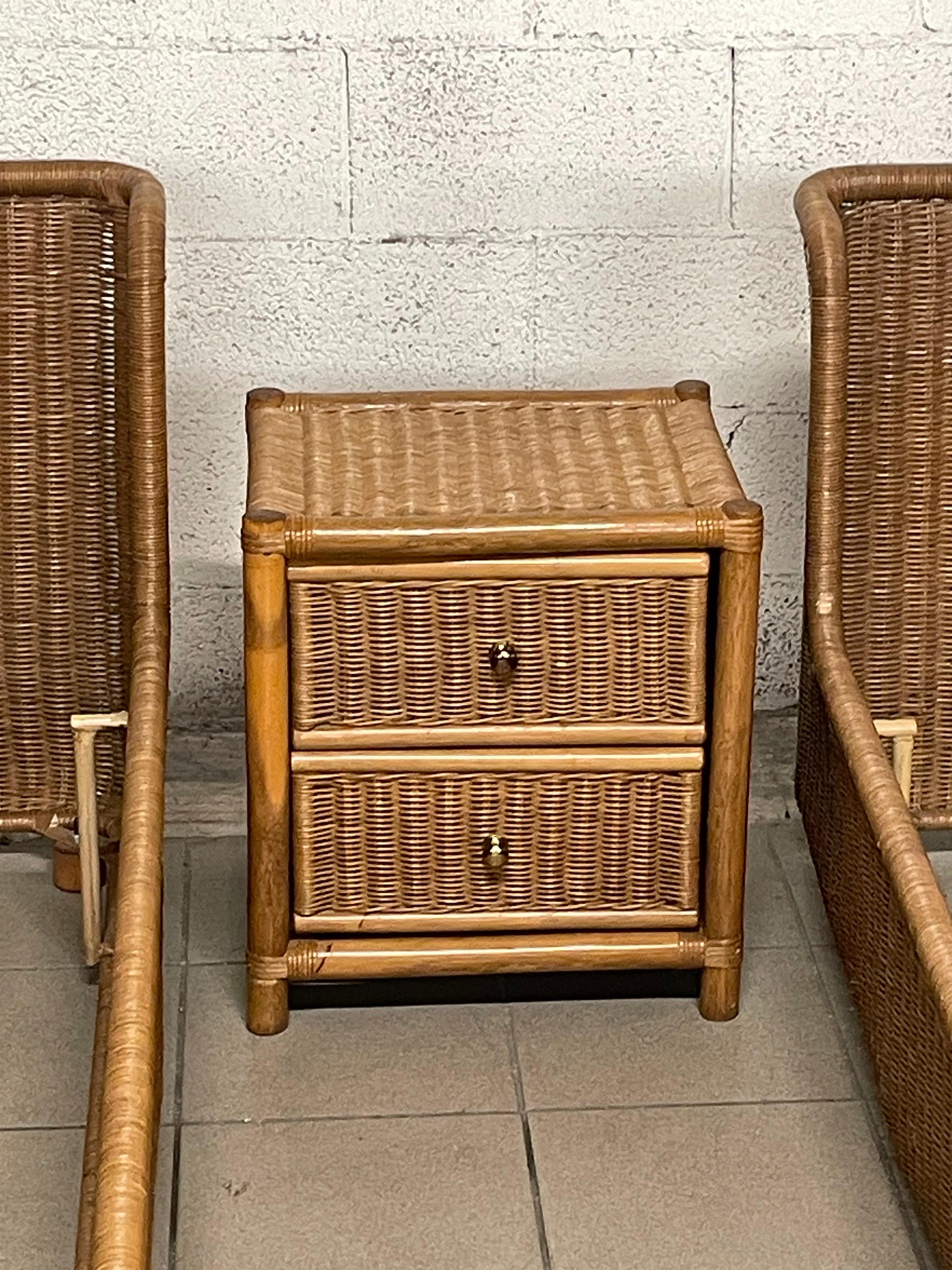 Mid-Century Modern Ensemble de deux lits simples avec table de chevet en rotin des années 1980 en vente