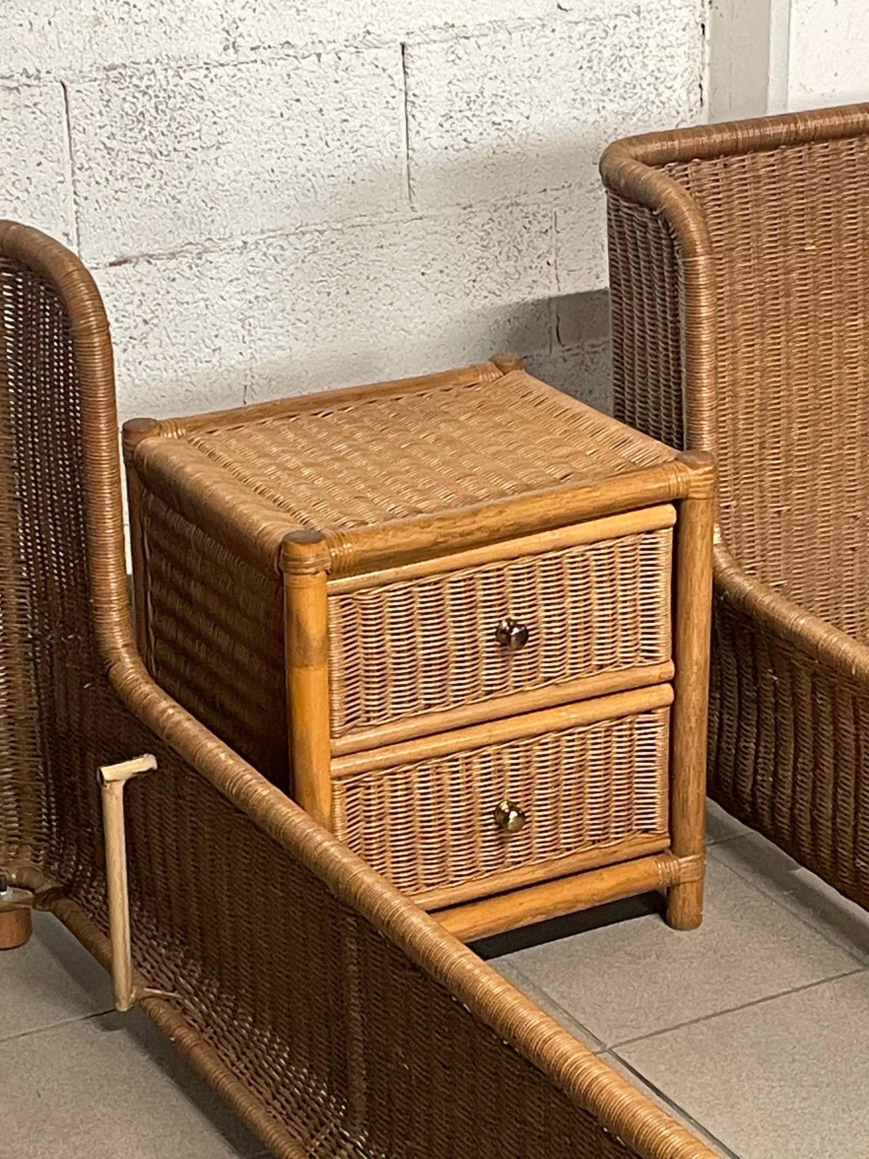 Italian Ensemble de deux lits simples avec table de chevet en rotin des années 1980 en vente