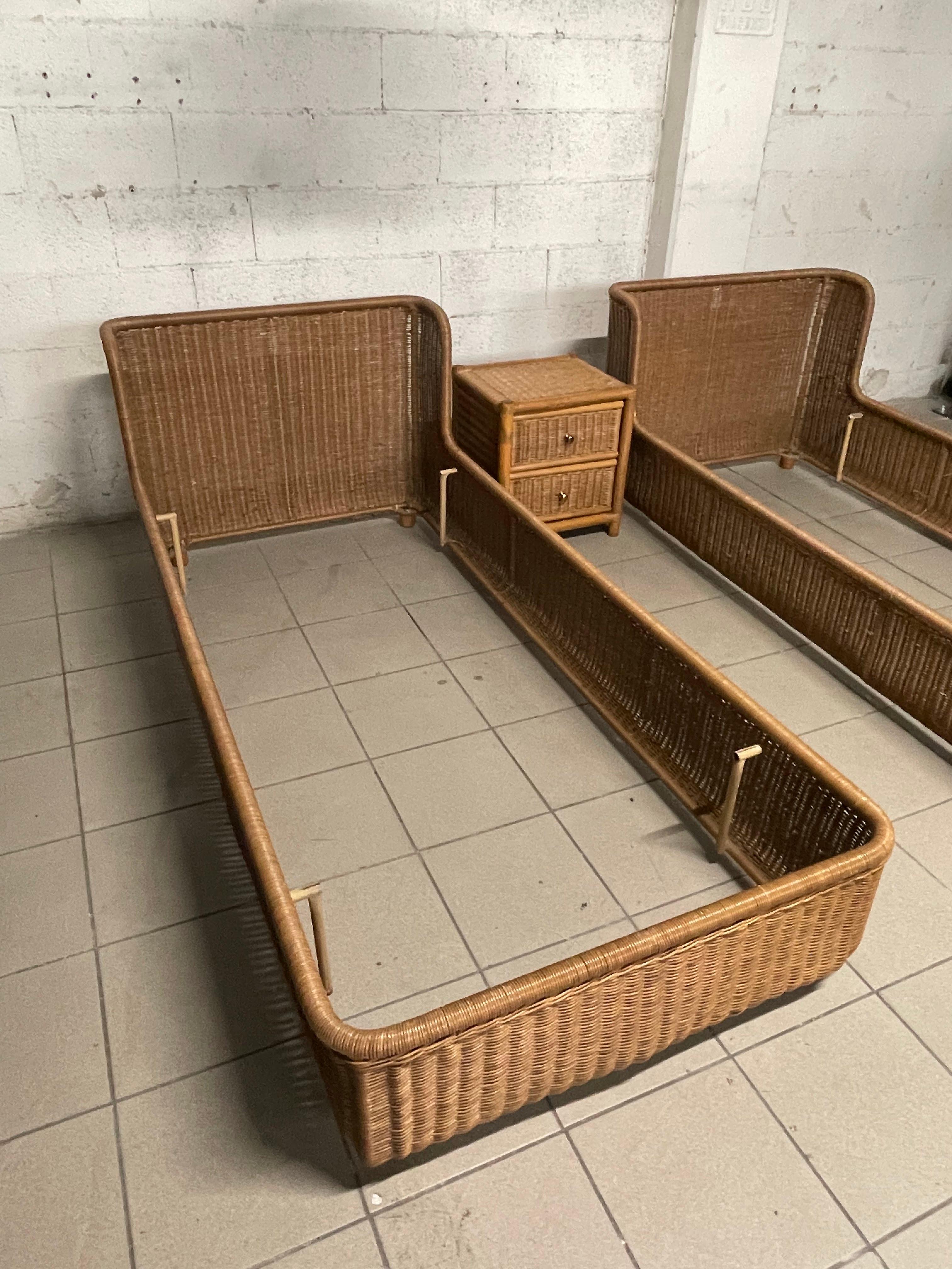 Ensemble de deux lits simples avec table de chevet en rotin des années 1980 Bon état - En vente à SAN PIETRO MOSEZZO, NO