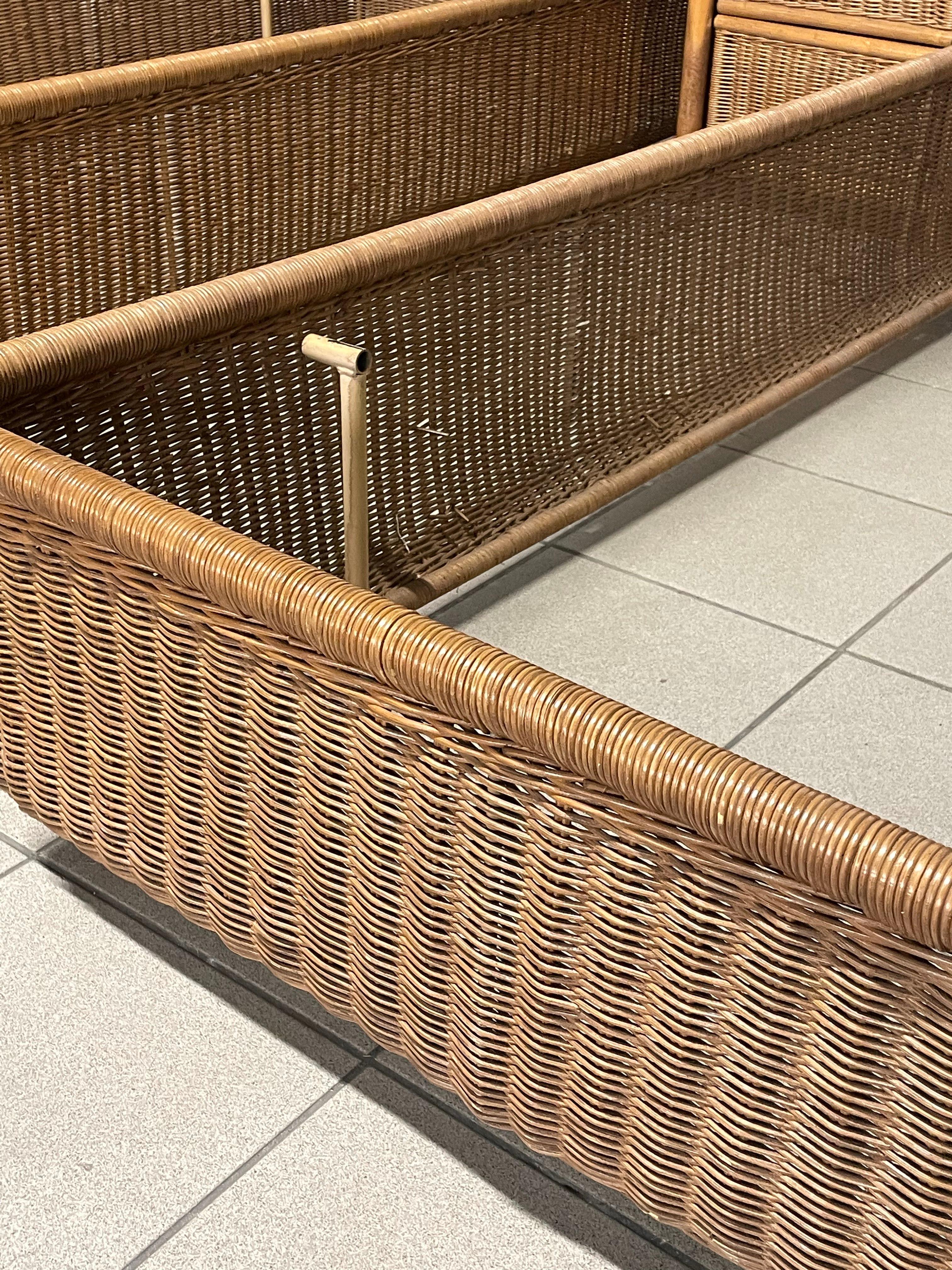 Rotin Ensemble de deux lits simples avec table de chevet en rotin des années 1980 en vente