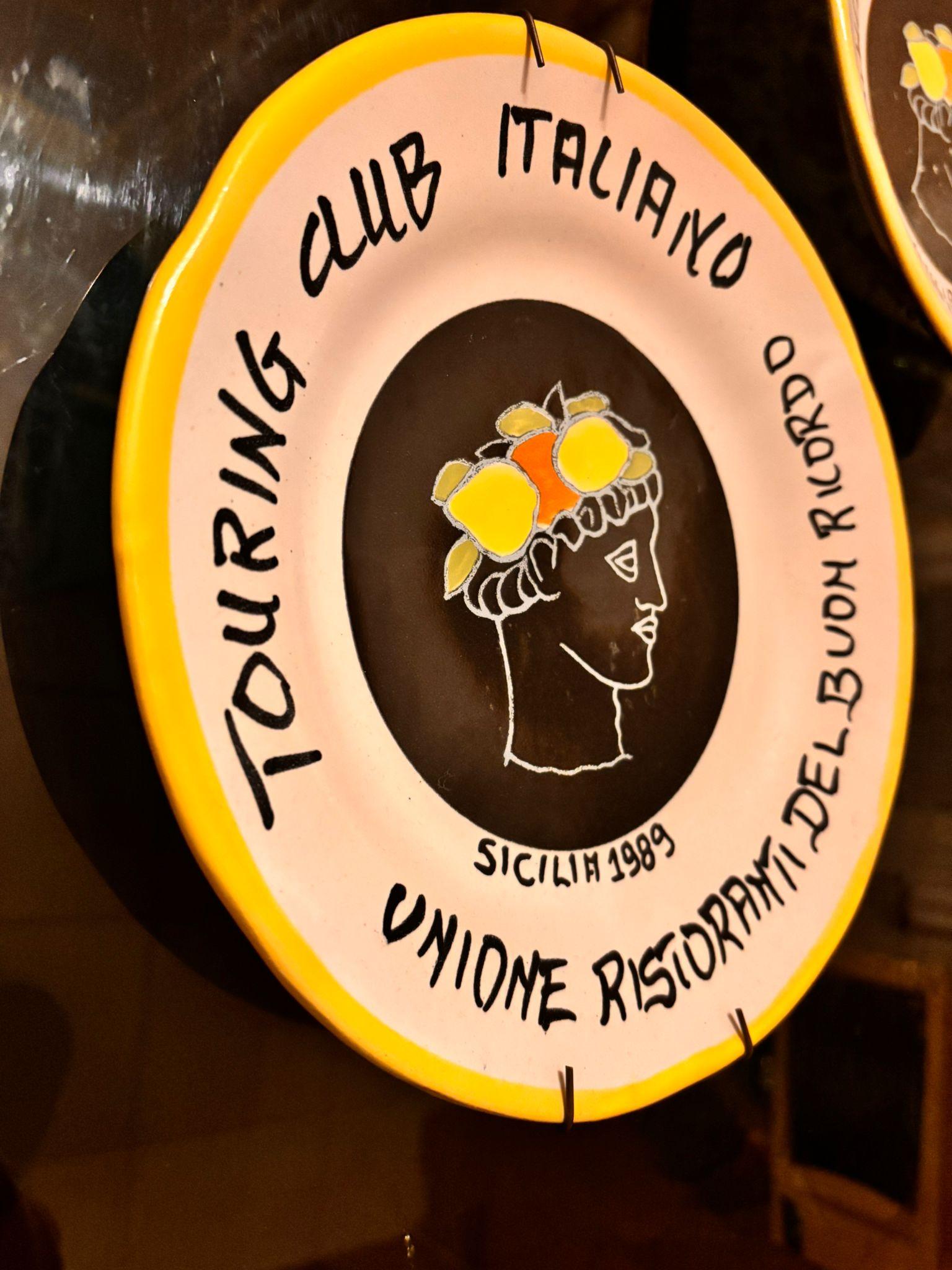 Juego de dos platos decorativos especiales de 1989 Buon Ricordo Sicilia. Moderno de mediados de siglo en venta