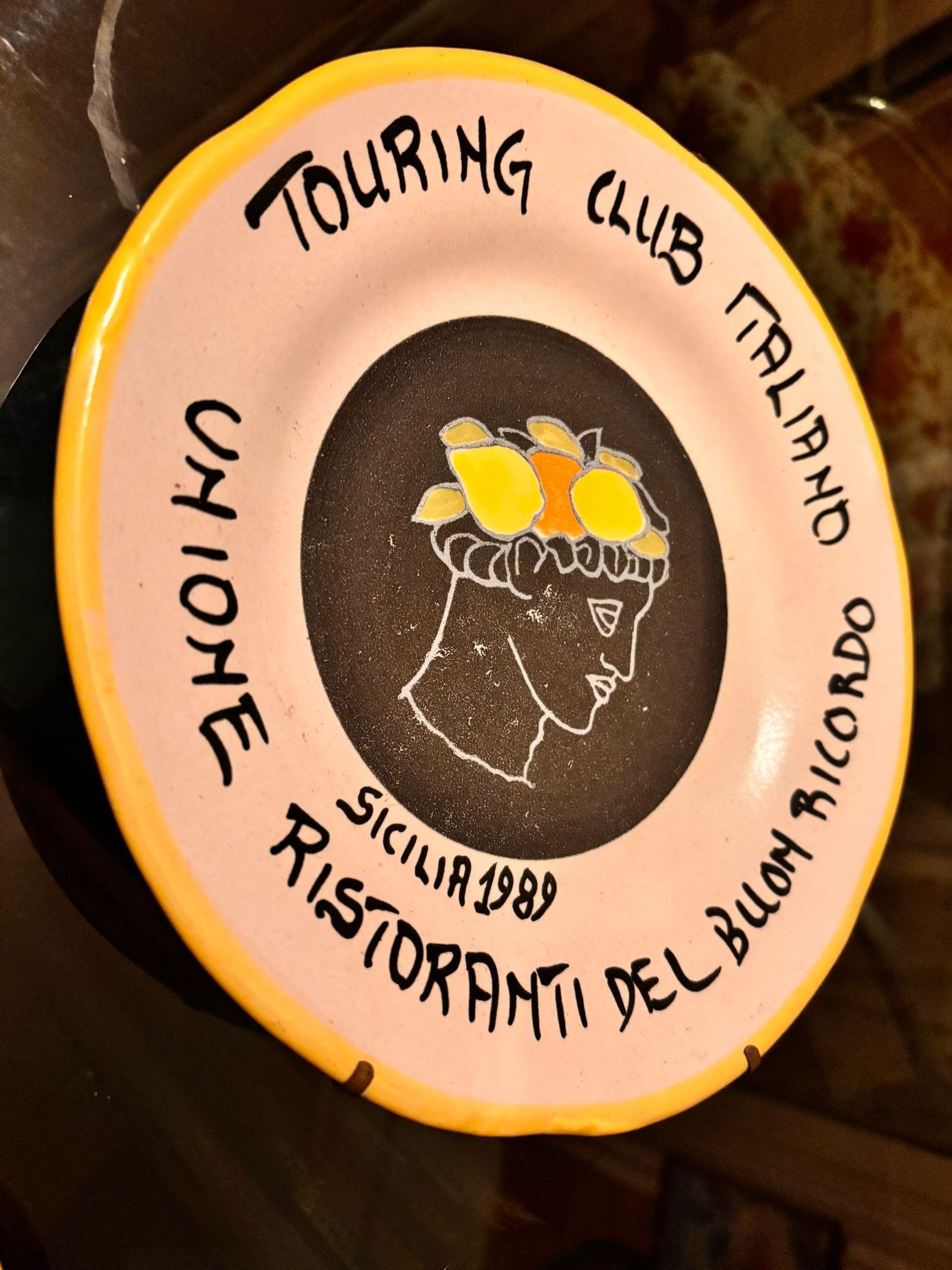 Juego de dos platos decorativos especiales de 1989 Buon Ricordo Sicilia. Italian en venta