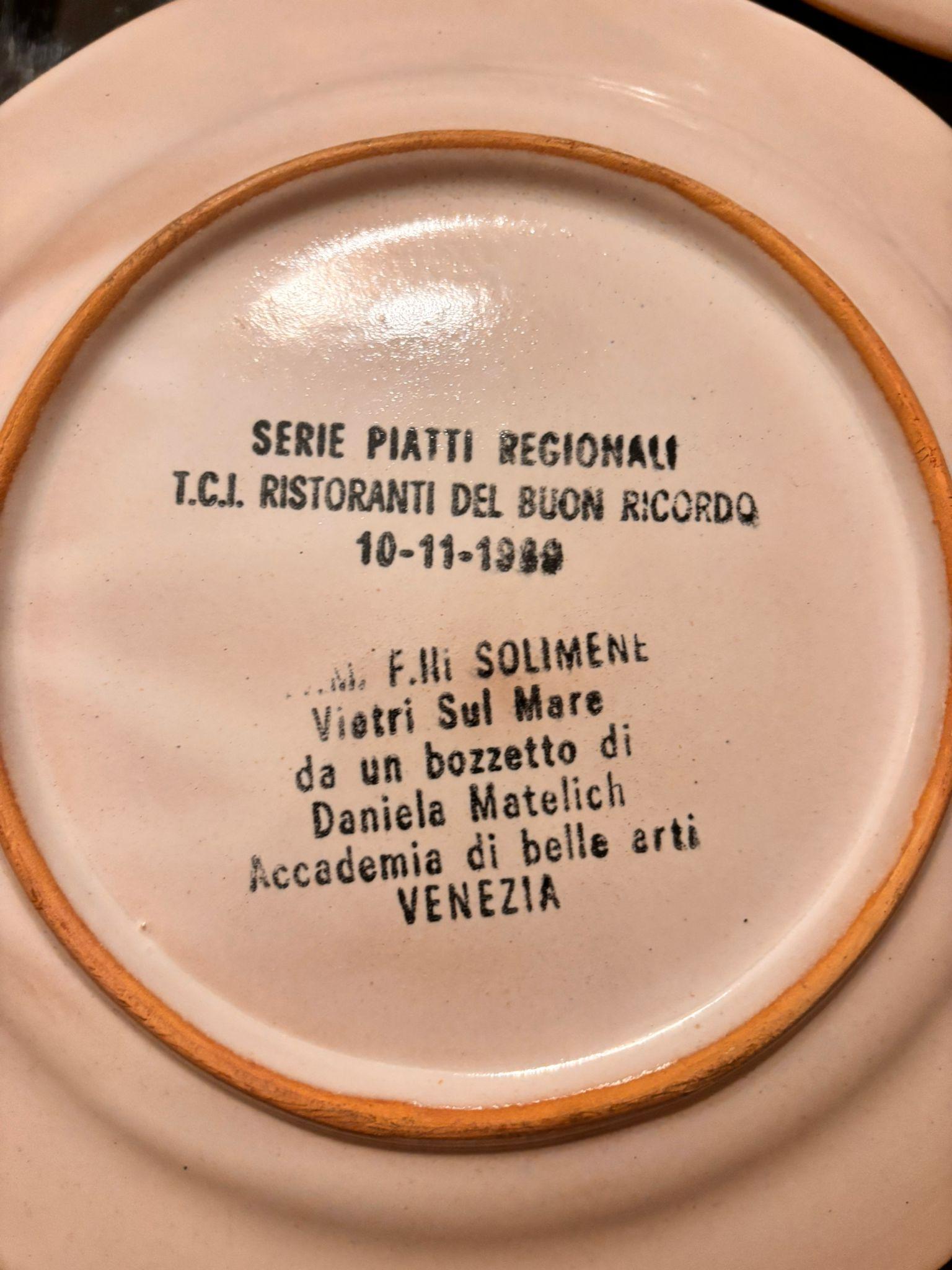 Juego de dos platos decorativos especiales de 1989 Buon Ricordo Sicilia. Hecho a mano en venta
