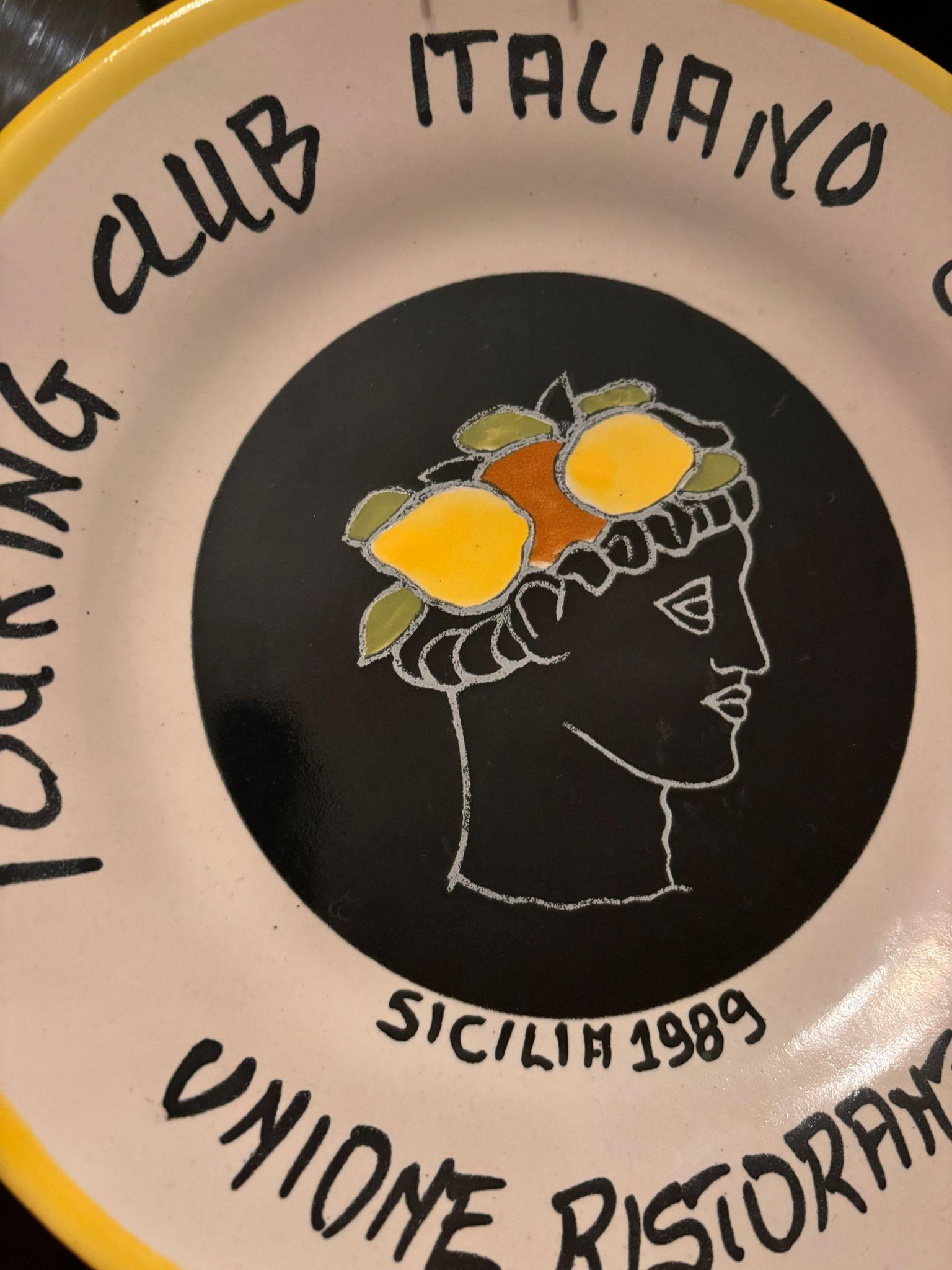 Juego de dos platos decorativos especiales de 1989 Buon Ricordo Sicilia. Cerámico en venta