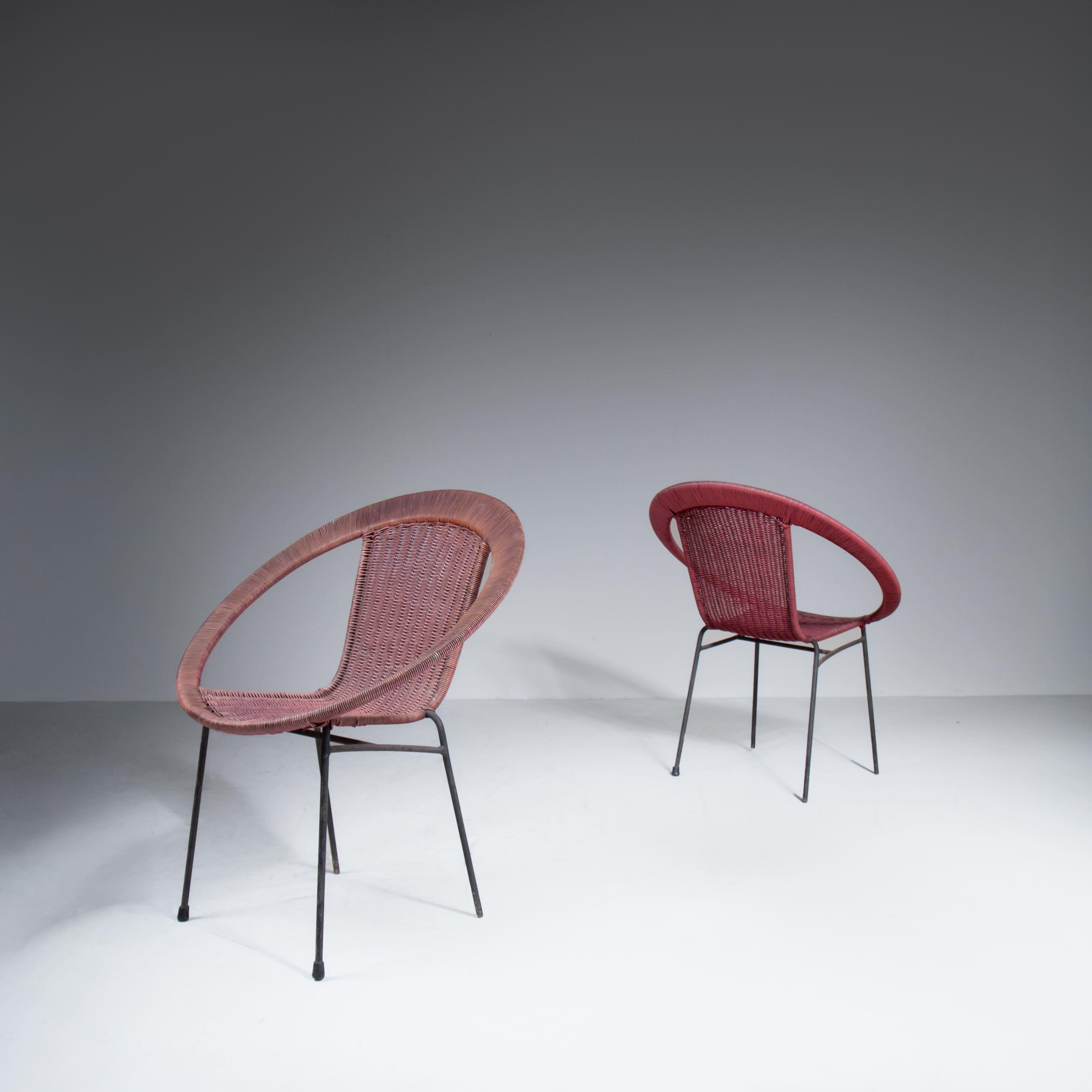 Set di due sedie da esterno, produzione italiana, 1970, struttura in metallo verniciato con seduta e schienale in corda di gomma intrecciata, colore rosso, segni di sbiadimento e difetti superficiali dovuti all’età e all’esposizione, provenienza