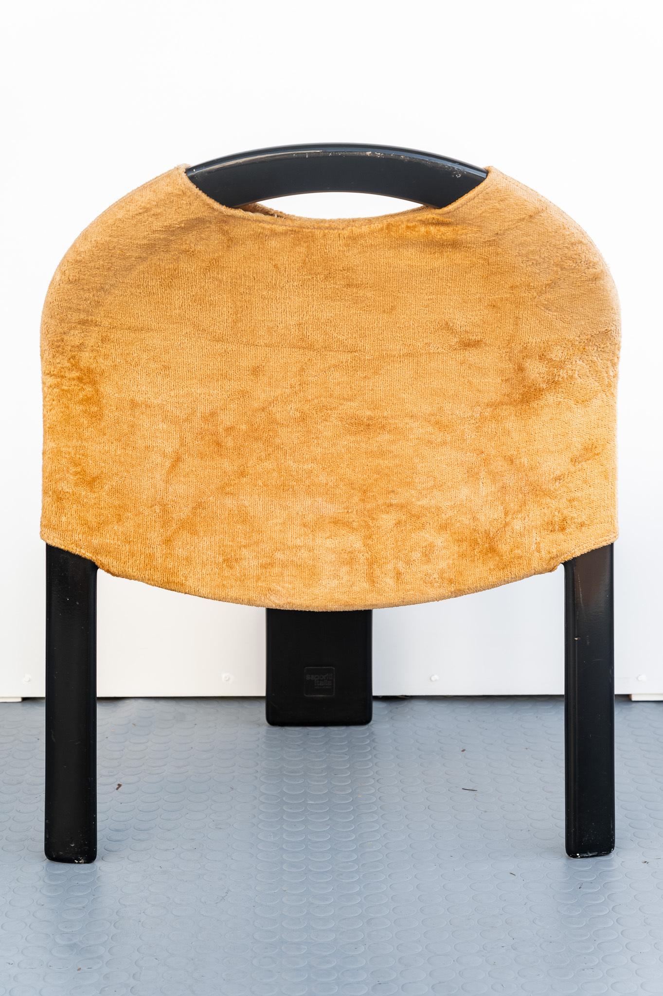 Bellissimo SET di due sedie Giovanni Offredi Saporiti, Anno 1970. 
SET di due sedie disegnate da Giovanni Offredi e prodotte da Saporiti nell'anno 1970. La Struttura è in ABS laccato nero con seduta e schienale in velluto color beige, original. 
E'