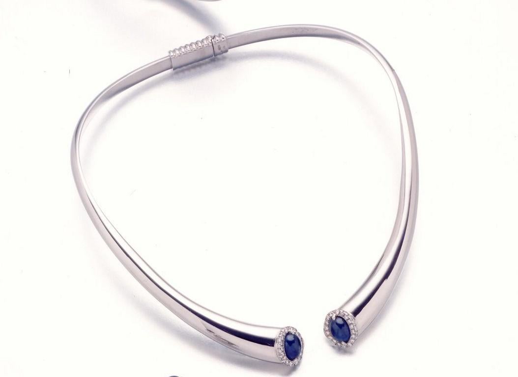 Lasciati conquistare dalla straordinaria bellezza di questo set composto da collana e anello, realizzati in oro bianco 18kt e impreziositi da diamanti e zaffiri dal fascino senza tempo. Un connubio di lusso ed eleganza firmato dall’alta gioielleria