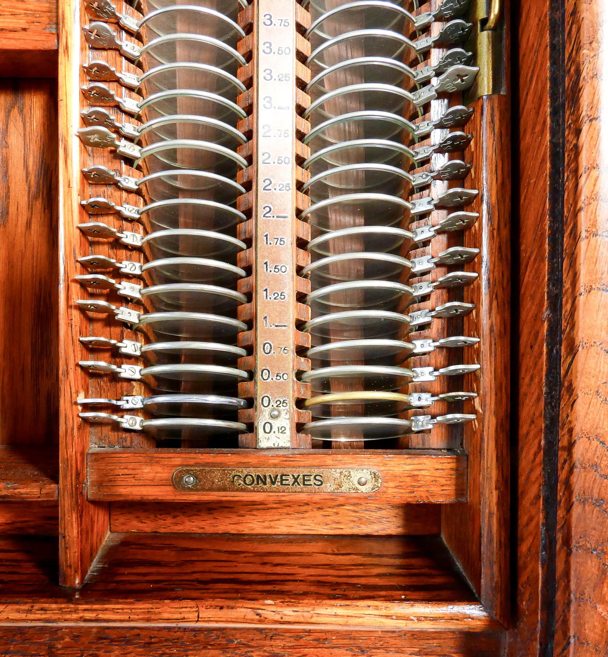 Jeu de lentilles de test vintage, coffret avec obturateur. Début du 20e siècle. en vente 11