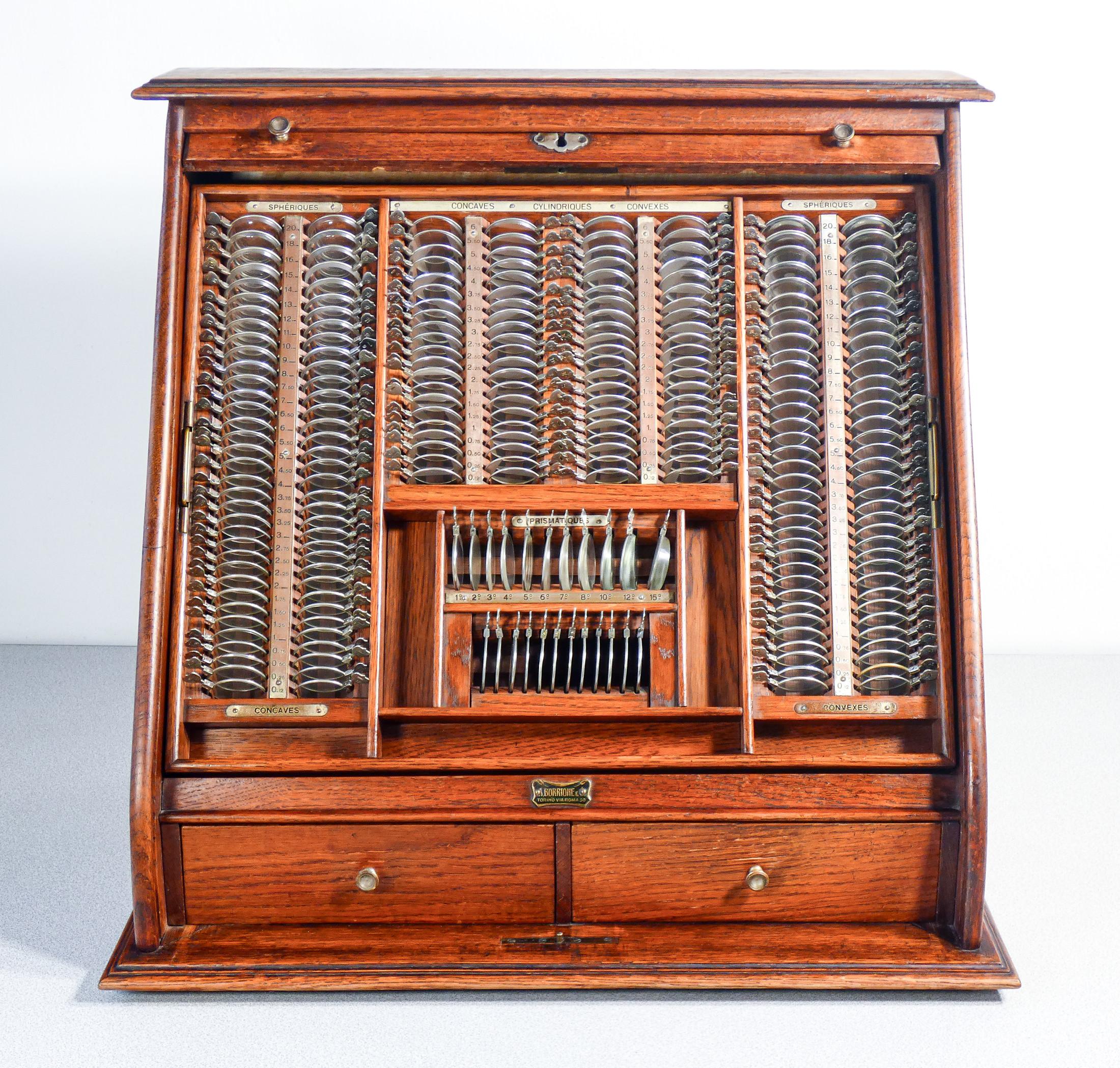 Jeu de lentilles de test vintage, coffret avec obturateur. Début du 20e siècle. Bon état - En vente à Torino, IT