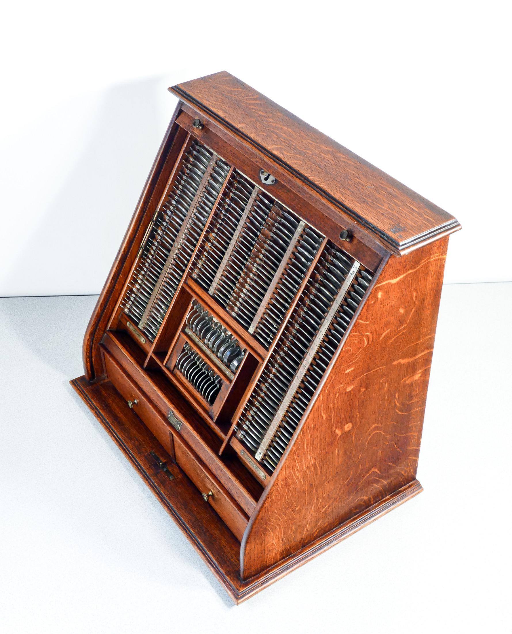 Verre Jeu de lentilles de test vintage, coffret avec obturateur. Début du 20e siècle. en vente
