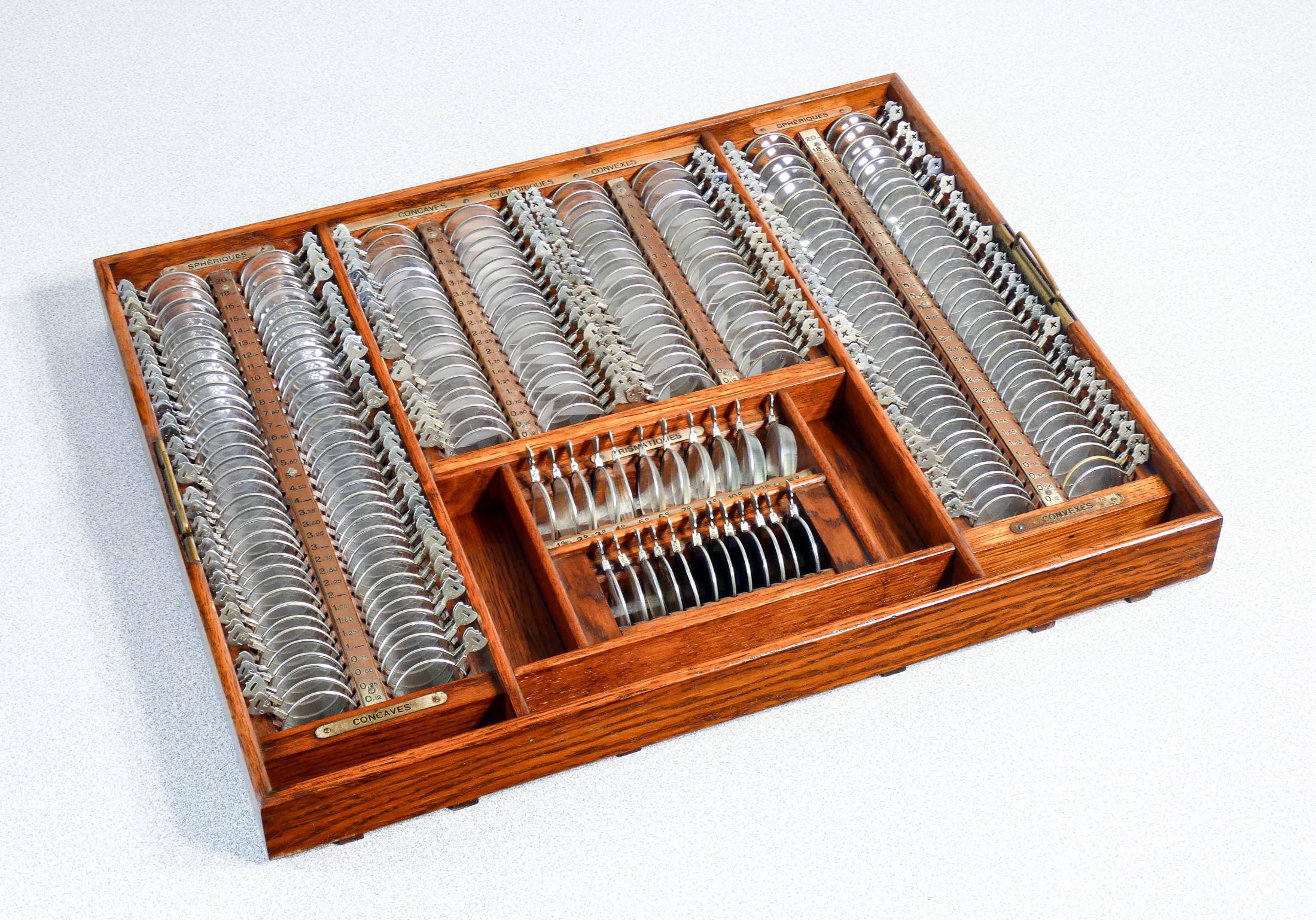 Jeu de lentilles de test vintage, coffret avec obturateur. Début du 20e siècle. en vente 1