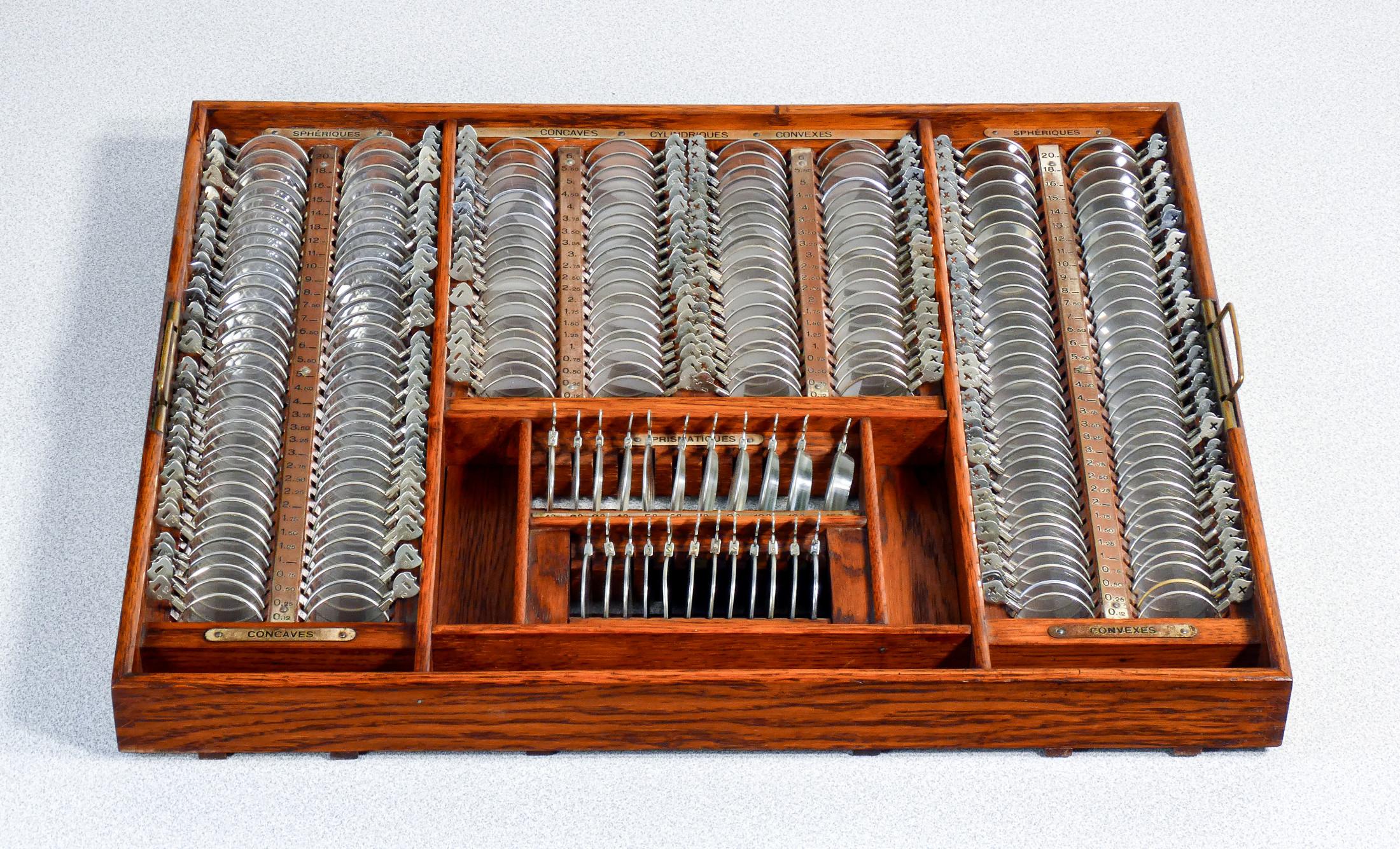 Jeu de lentilles de test vintage, coffret avec obturateur. Début du 20e siècle. en vente 2