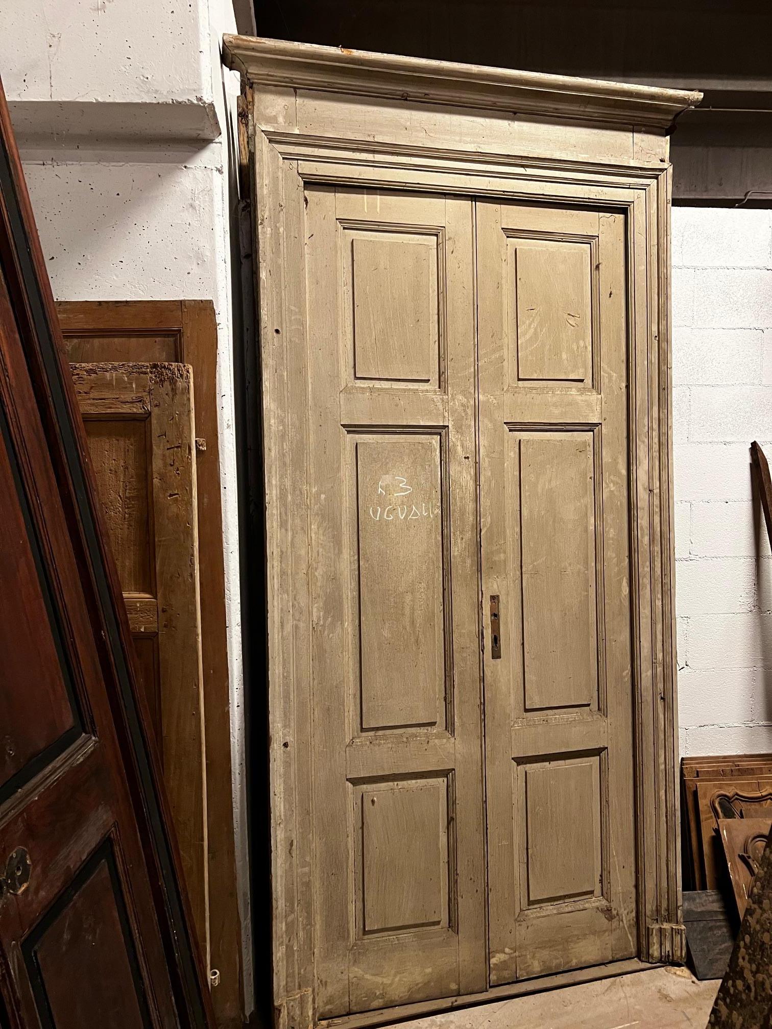 Set duìi N. 3 porte in legno laccato, a doppia ala e complete di telaio.
Due battenti con pannelli intagliati. Da restaurare minimalmente.
Originali di Epoca '800, di provenienza italia.
Misura massima con telaio cm w 126 + sporgenza cappello x H