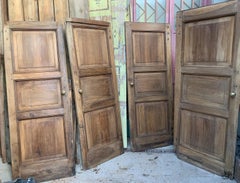 set di N. 4 porte in legno di noce, un battente con pannelli intagliati, italia