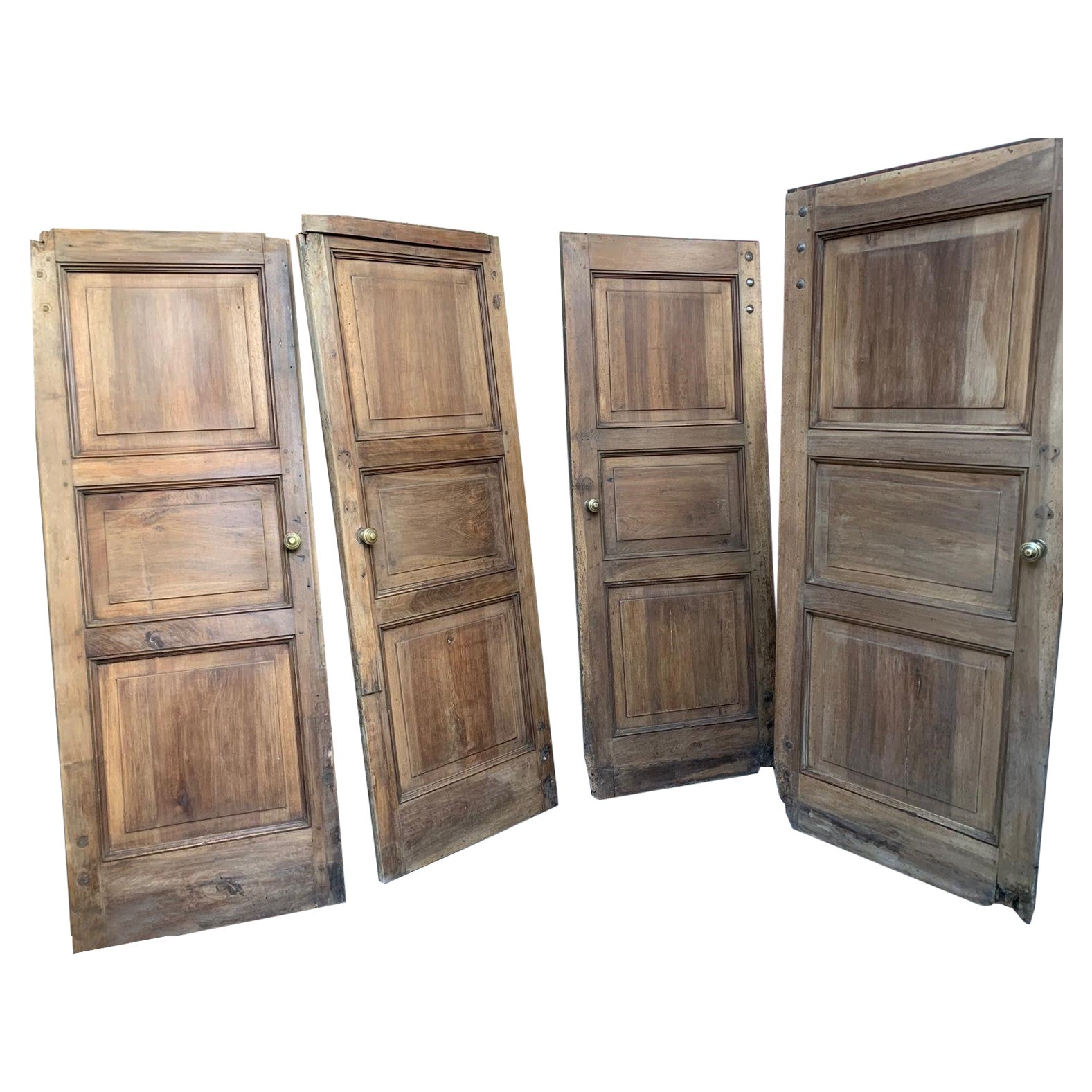 set di N. 4 porte in legno di noce, un battente con pannelli intagliati, italia