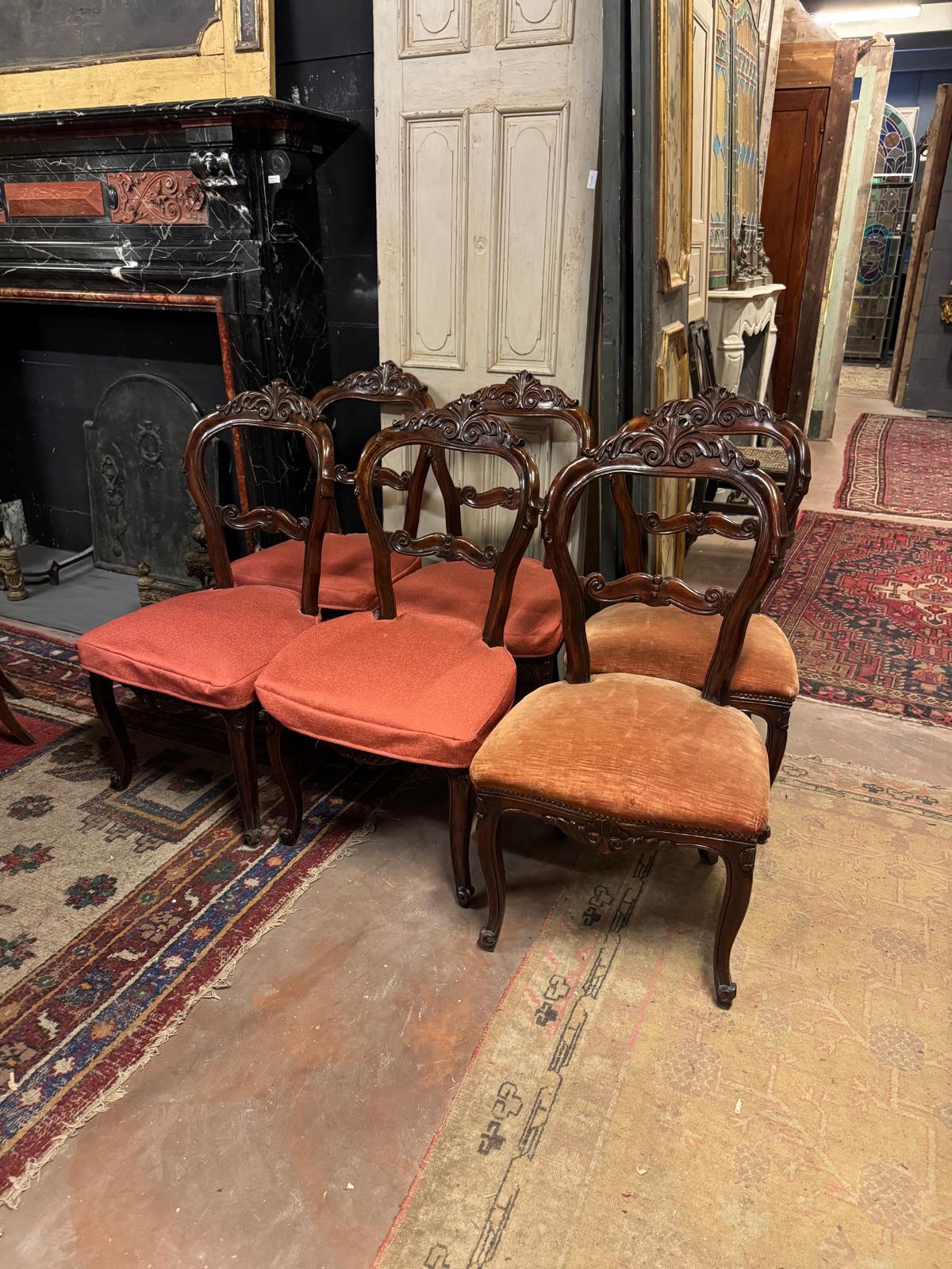 Set di N. 6 sedie antiche, costruite e scolpite in legno di noce solido, con schienale a motivo Rocaille e Seduta imbottita in tessuto rosso. Originali di Epoca I metà dell'800 e proveniente da salotto nobiliare in Italia.
Misure di ciascuna sedia