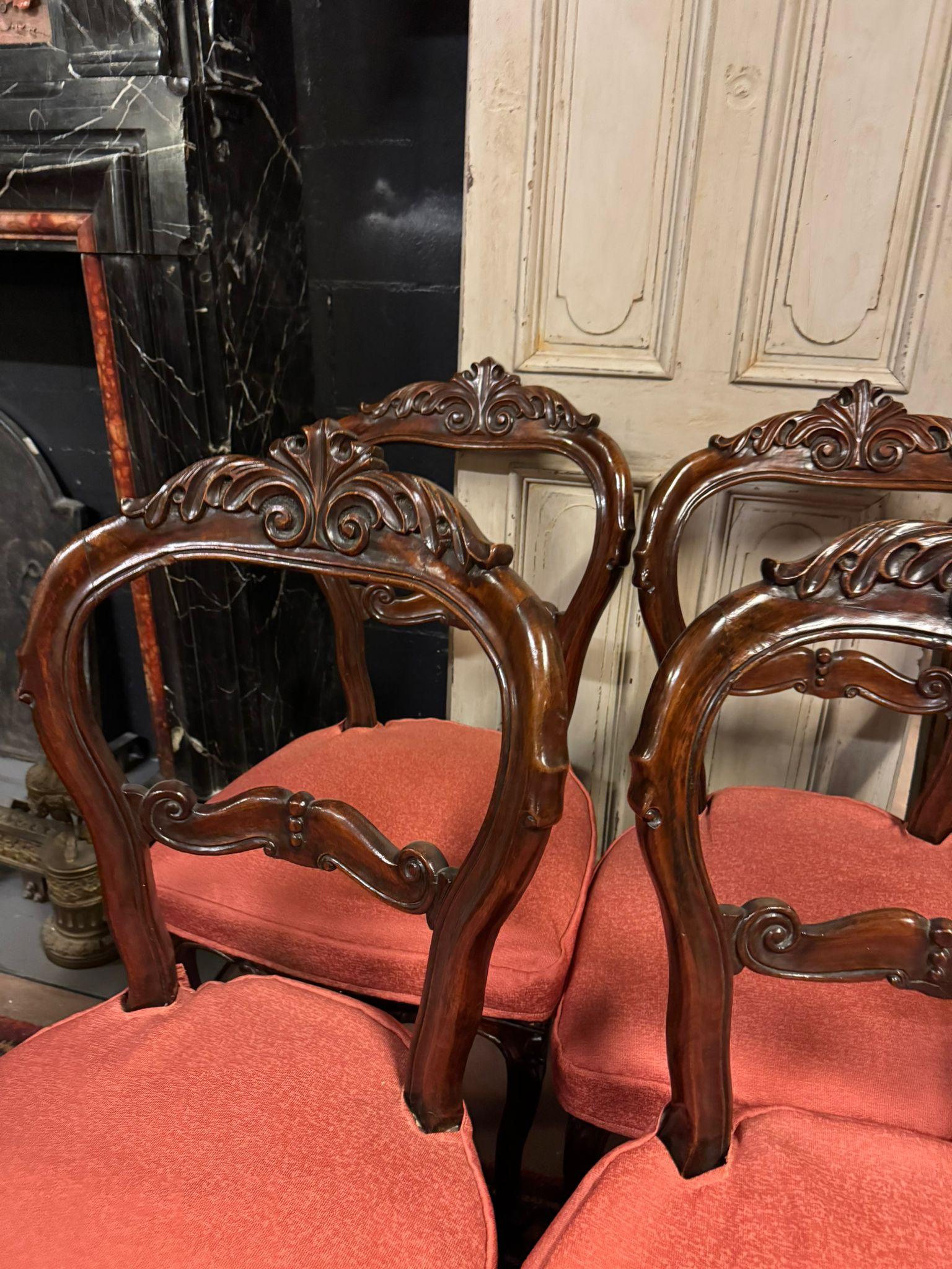Noyer Set di N. 6 sedie in legno di noce con schienale a motivo Rocaille, Italia en vente