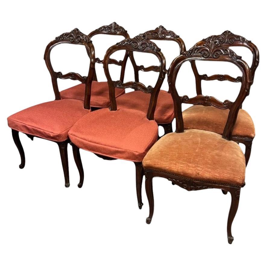 Set di N. 6 sedie in legno di noce con schienale a motivo Rocaille, Italia