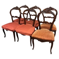 Set di N. 6 sedie in legno di noce con schienale a motivo Rocaille, Italia