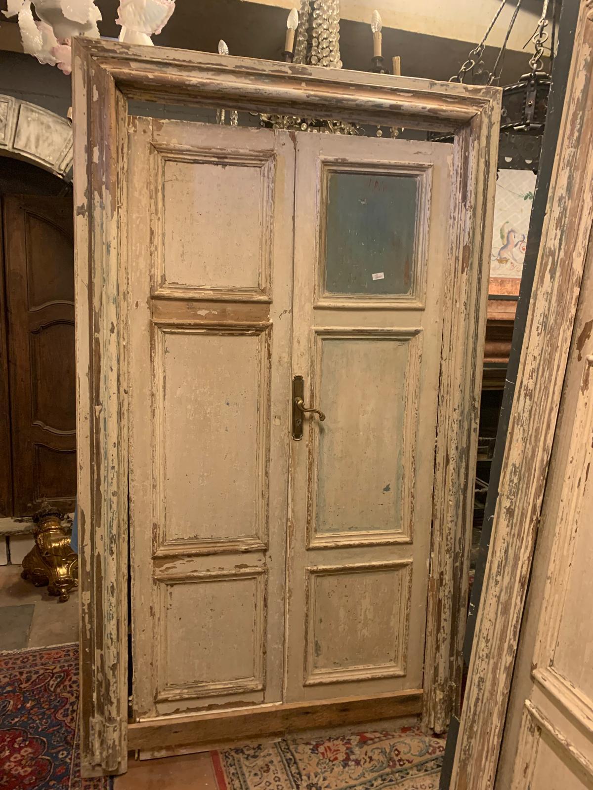 Juego de 4 puertas antiguas de dos hojas de madera lacada con paneles tallados, completas con marco original y lacadas en pátina (se pueden decapar o volver a lacar si se desea). De época original del siglo XVIII, todas tienen aperturas de empujar y