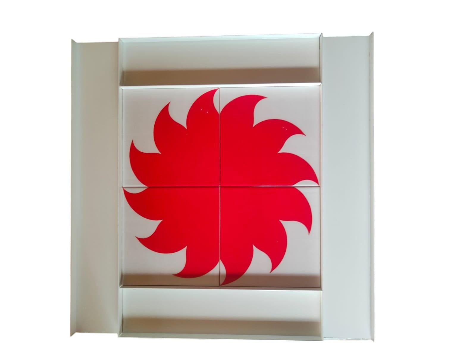juego de 4 azulejos de la serie 'Zanuso 31', consta de 4 elementos decorados con calcomanía naranja sobre esmalte blanco brillante formando un sol.

En 1968, el CEDIT introdujo en el mundo de la producción cerámica un
innovación absoluta, creando un