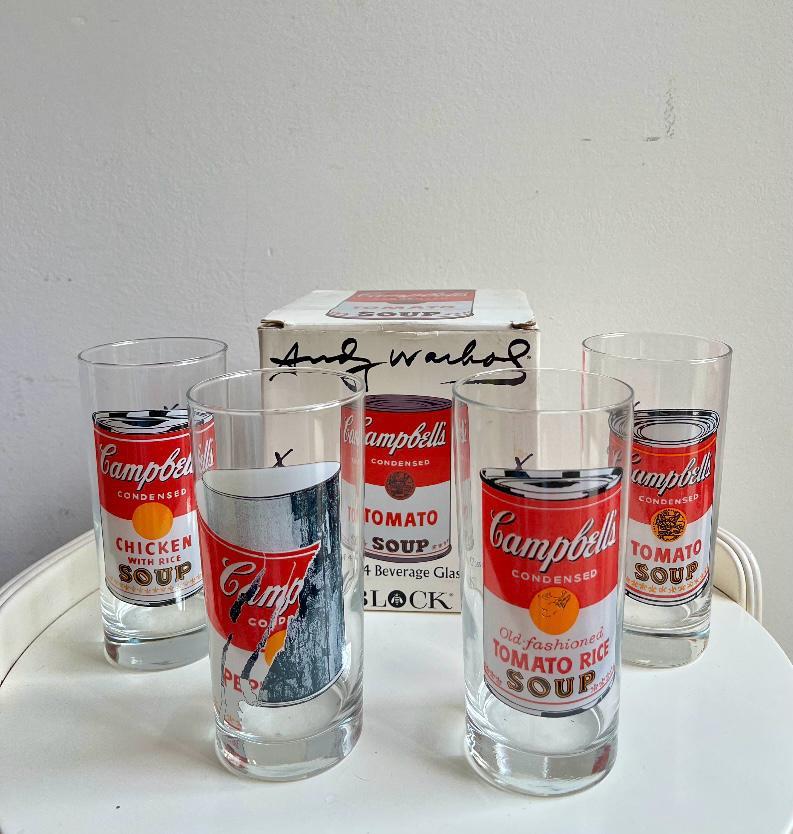 Ensemble de quatre verres Andy Warhol Campbell's Series produits par Block
Coffret de collection de 4 gobelets en verre transparent avec sérigraphie de boîtes de soupe Campbell, une réinterprétation des images emblématiques du Pop Art d'Andy