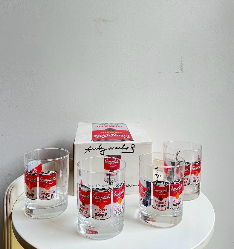 Satz von vier Gläsern aus Andy Warhols Campbell's Series, hergestellt von Bolck
Sammlerset aus 4 Klarglasbechern mit Siebdruck von Campbell's Soup-Dosen, einer Neuinterpretation von Andy Warhols ikonischen Pop-Art-Bildern.
Höhe 10,7 cm, Durchmesser