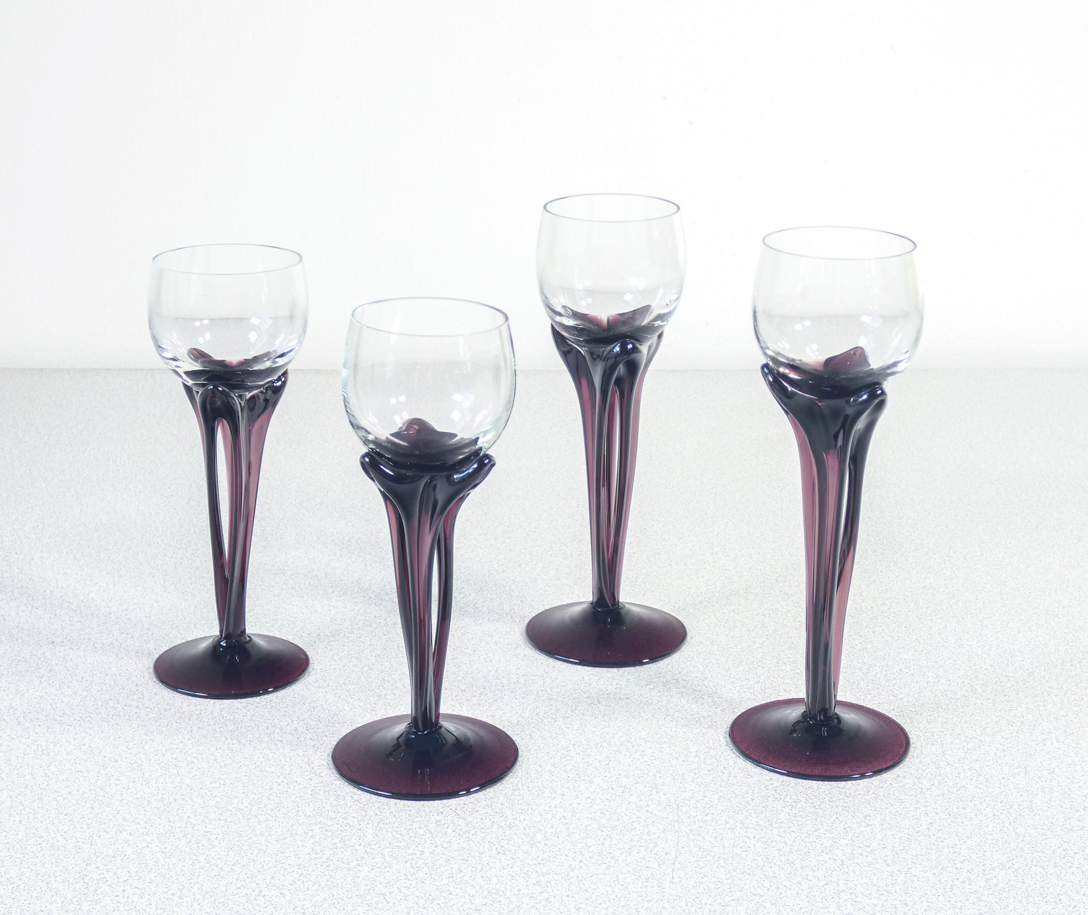 Vierer-Set
geblasene Glaspokale
von Alicja MACOCHA
auch verwendbar
als Kerzenhalter.

URSPRUNG
Polen

PERIOD
1970s

AUTOR
Alicja MACOCHA

MATERIALIEN
Geblasenes Glas

ABMESSUNGEN
Das Hauptfach:
H 16,5 cm
Ø 5.5 cm

BEDINGUNGEN
Perfekt. Bewerten Sie