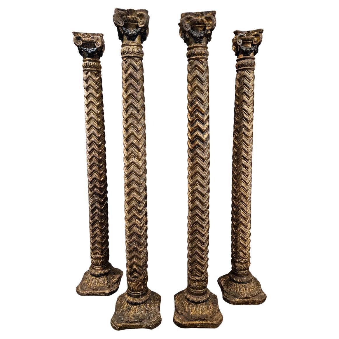Ensemble de quatre colonnes en bois, sculptées et dorées à la main, Espagne.