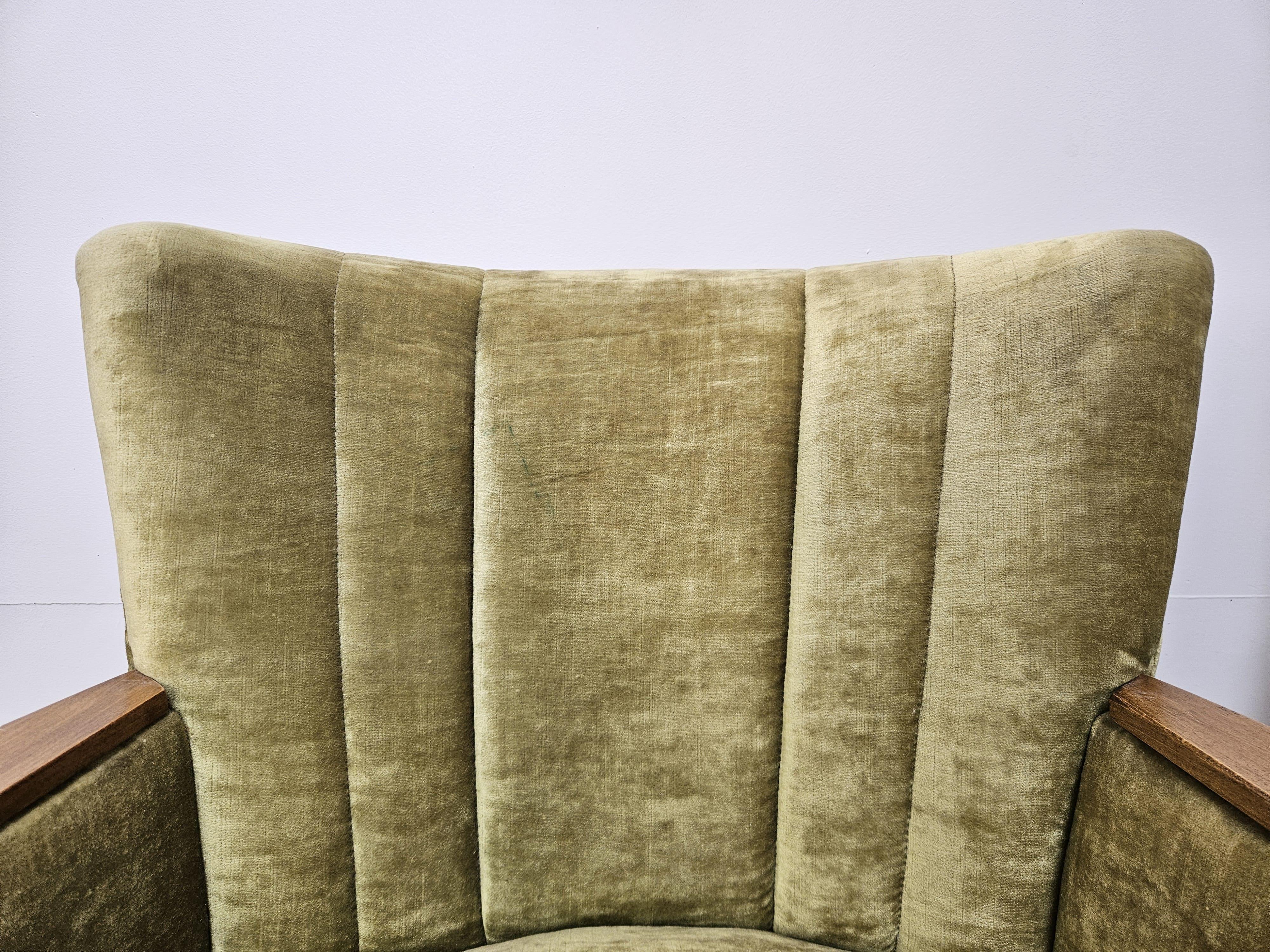 Ensemble de quatre fauteuils de cocktail des années 1950 en tissu vert avec roulettes en vente 4