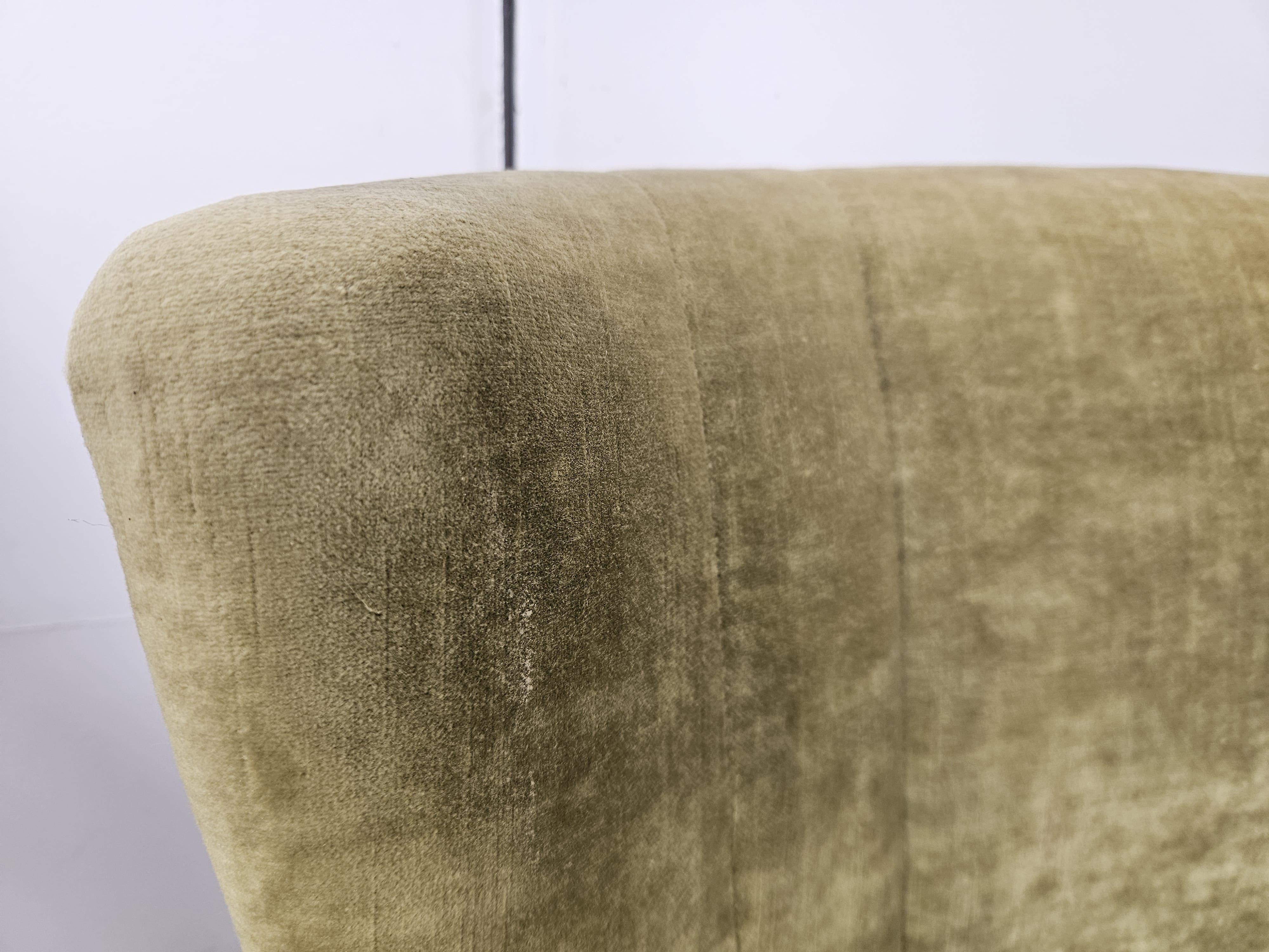 Ensemble de quatre fauteuils de cocktail des années 1950 en tissu vert avec roulettes en vente 6