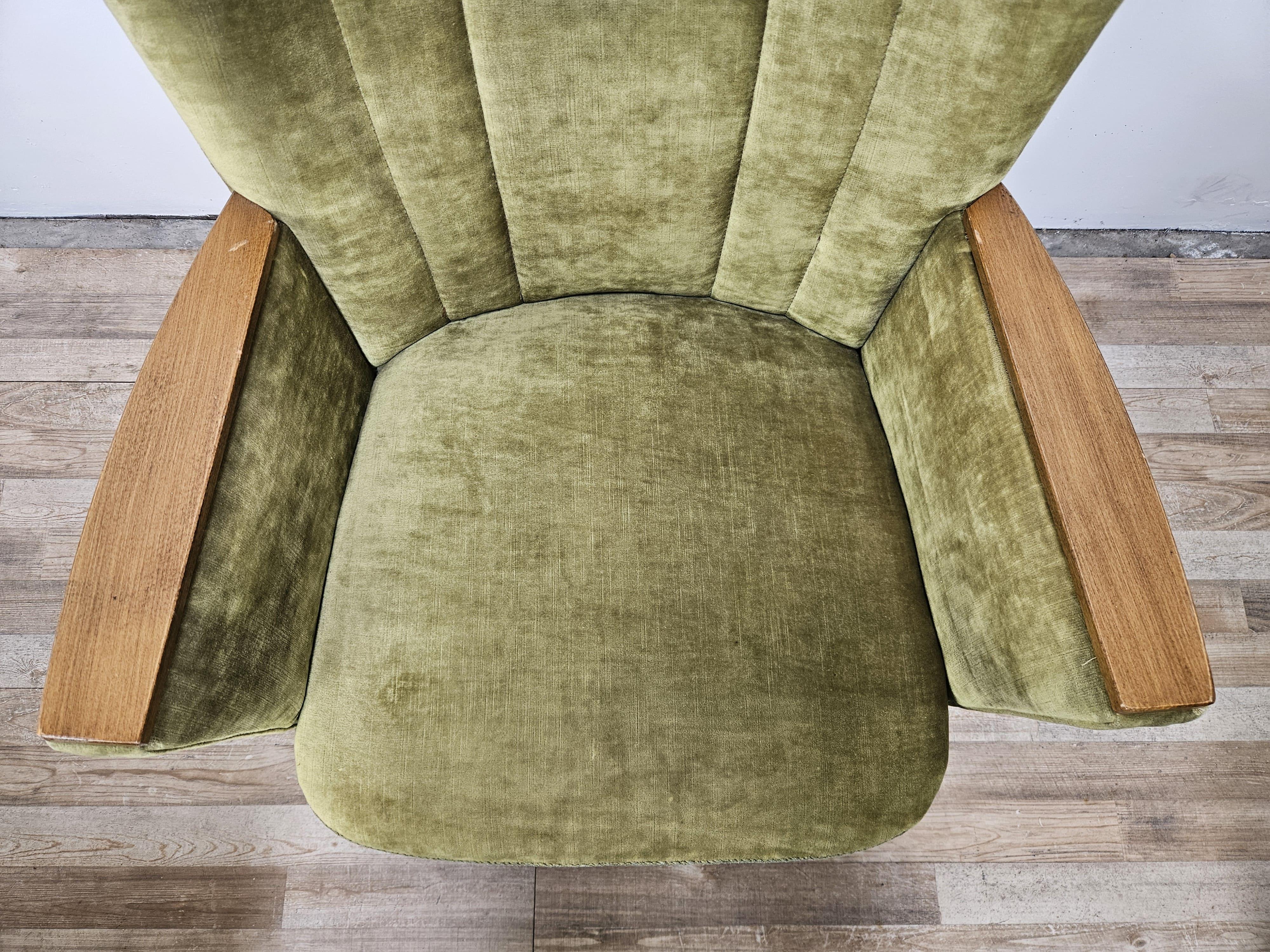 Ensemble de quatre fauteuils de cocktail des années 1950 en tissu vert avec roulettes en vente 7