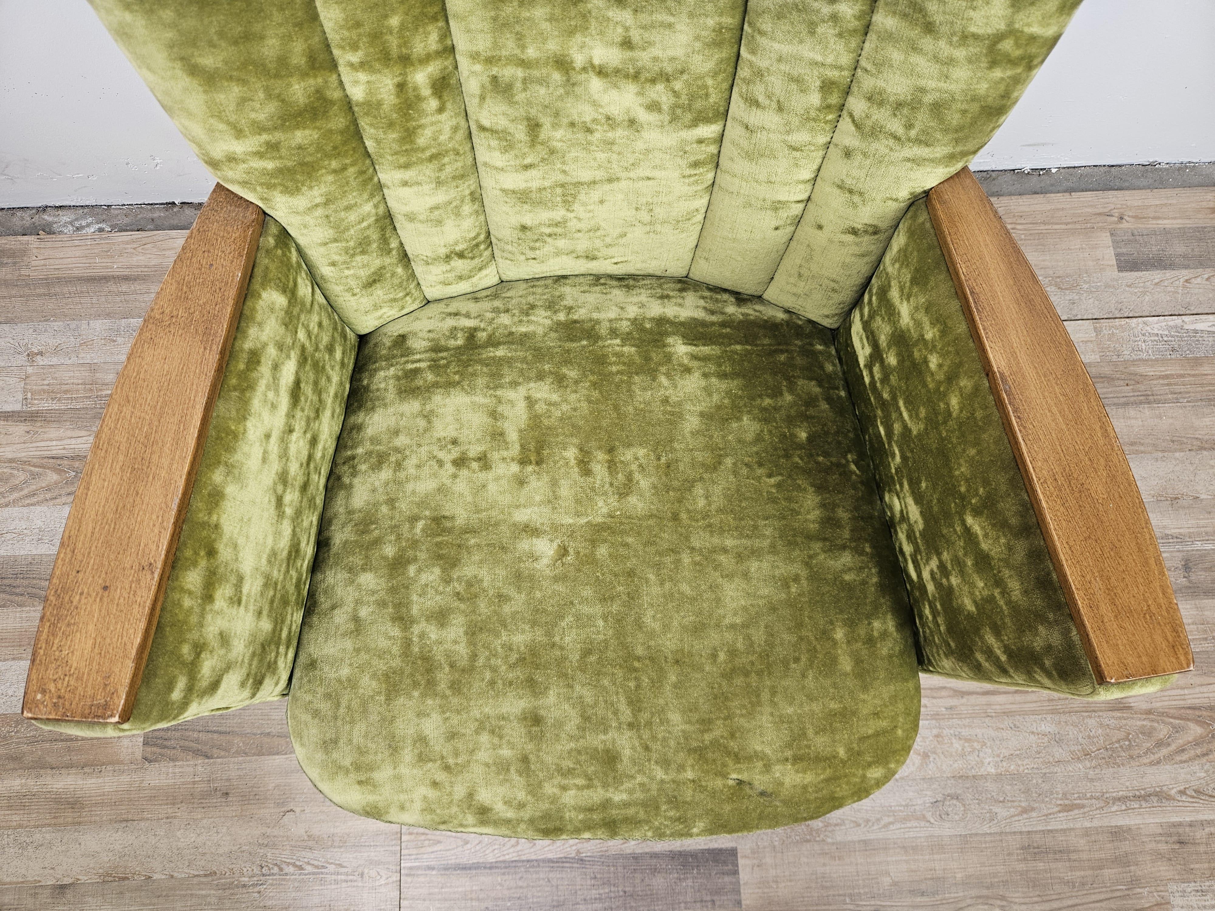 Ensemble de quatre fauteuils de cocktail des années 1950 en tissu vert avec roulettes en vente 8