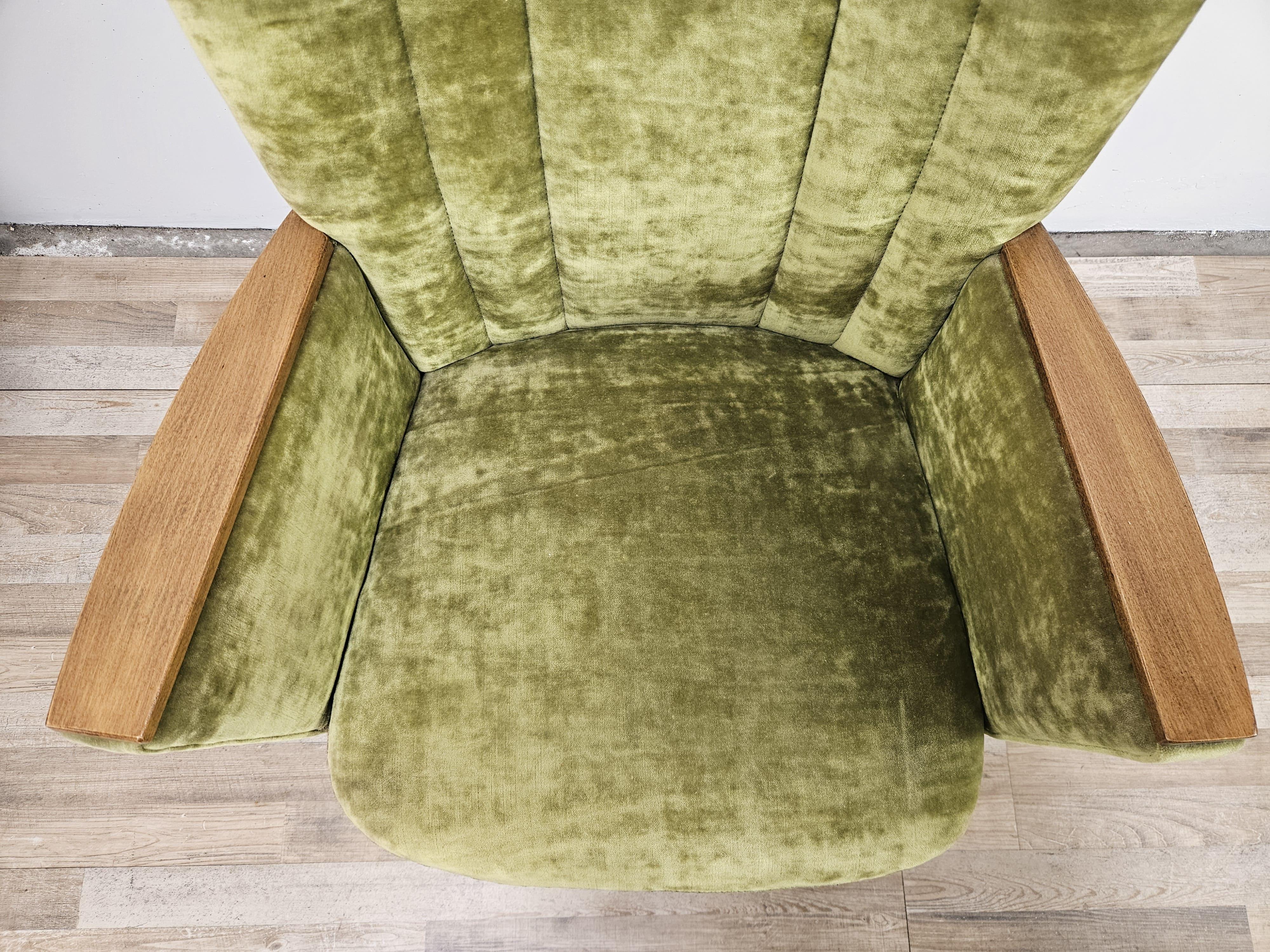 Ensemble de quatre fauteuils de cocktail des années 1950 en tissu vert avec roulettes en vente 9