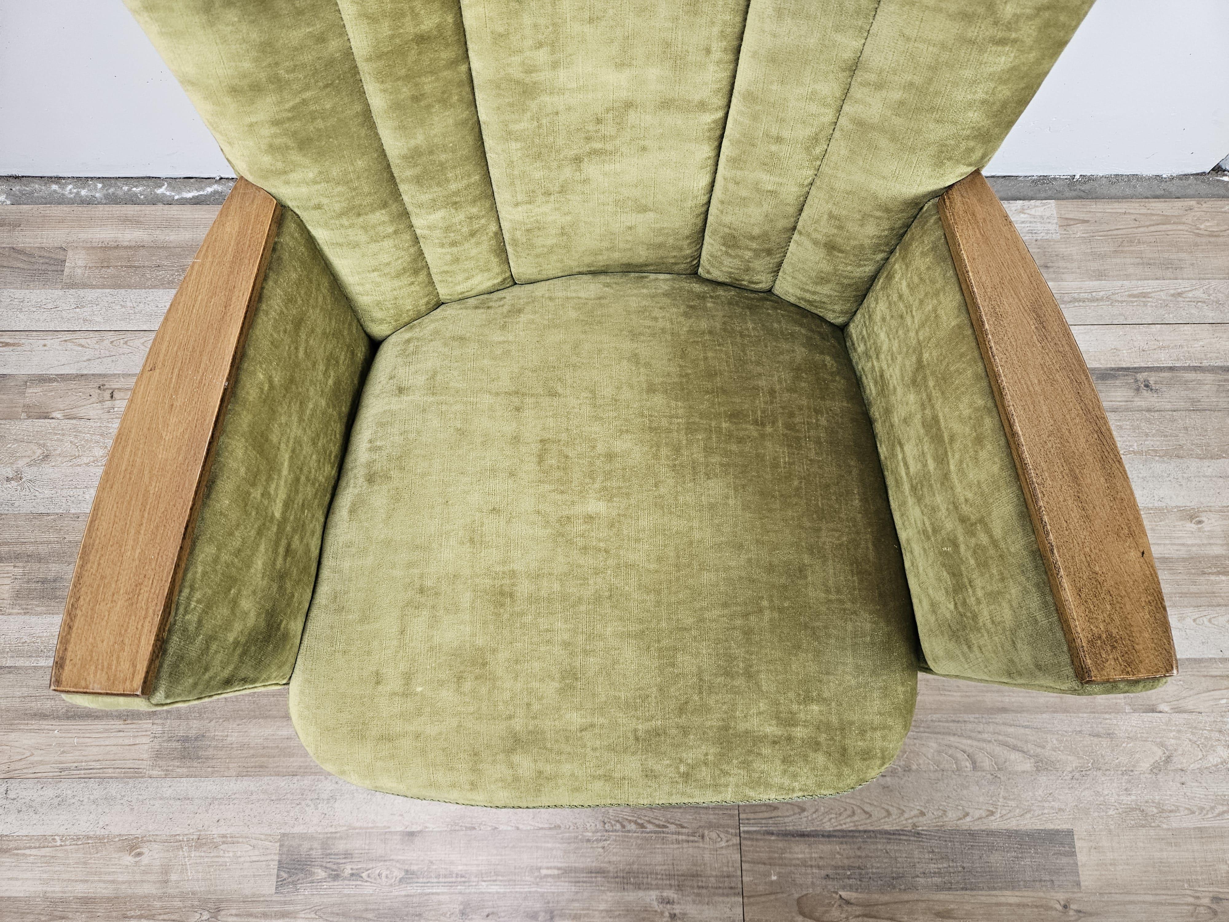 Ensemble de quatre fauteuils de cocktail des années 1950 en tissu vert avec roulettes en vente 10