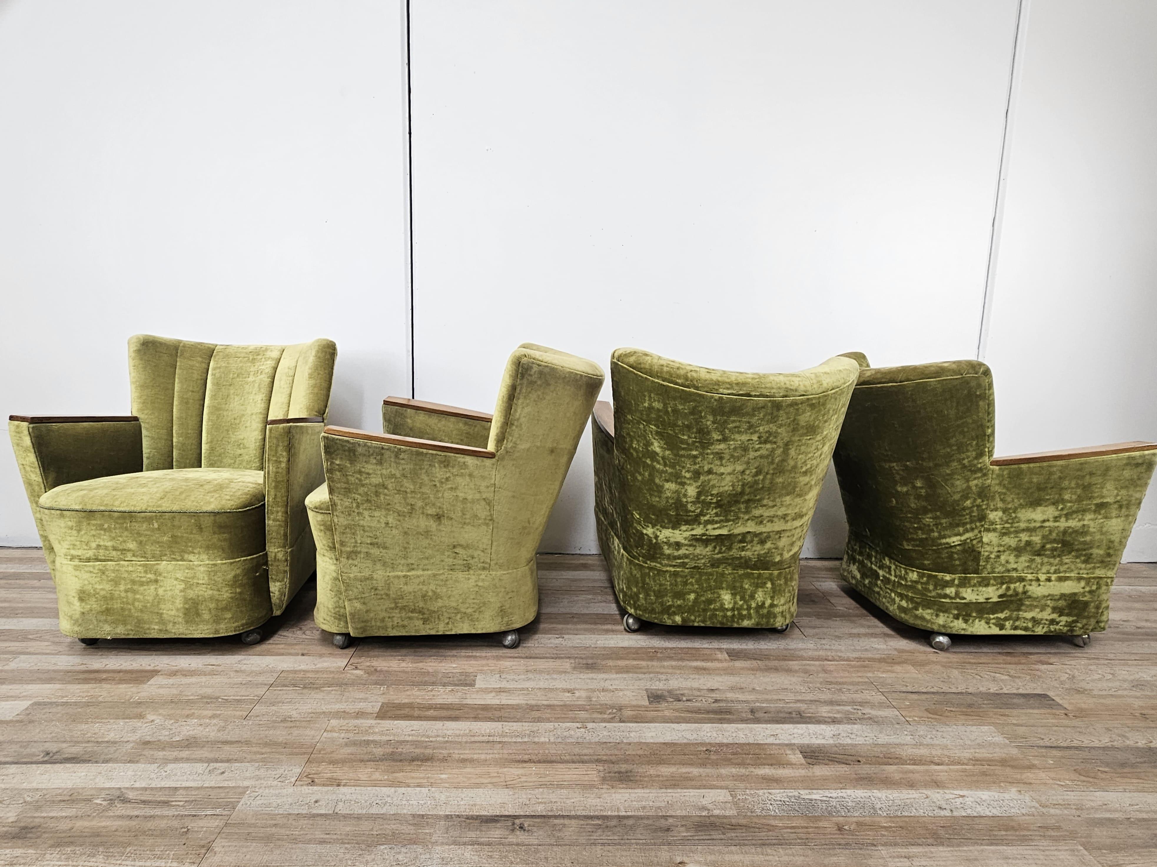 Ensemble de quatre fauteuils de cocktail originaux avec structure en bois et revêtement en tissu vert.

Très original, équipé de roues à la base pour être facilement déplacé.

Signes normaux d'usure et de déchirure, comme le montre la photo, dus à